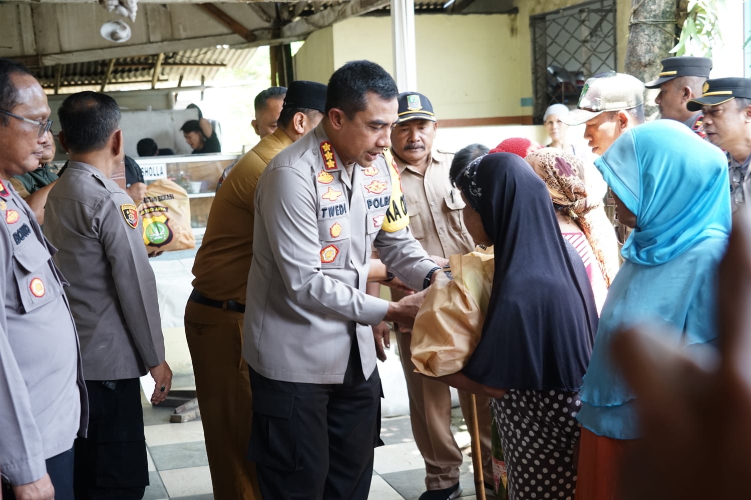 Peduli Terhadap Sesama, Kapolres Metro Bekasi Bagikan Puluhan Paket Sembako Kepada Lansia