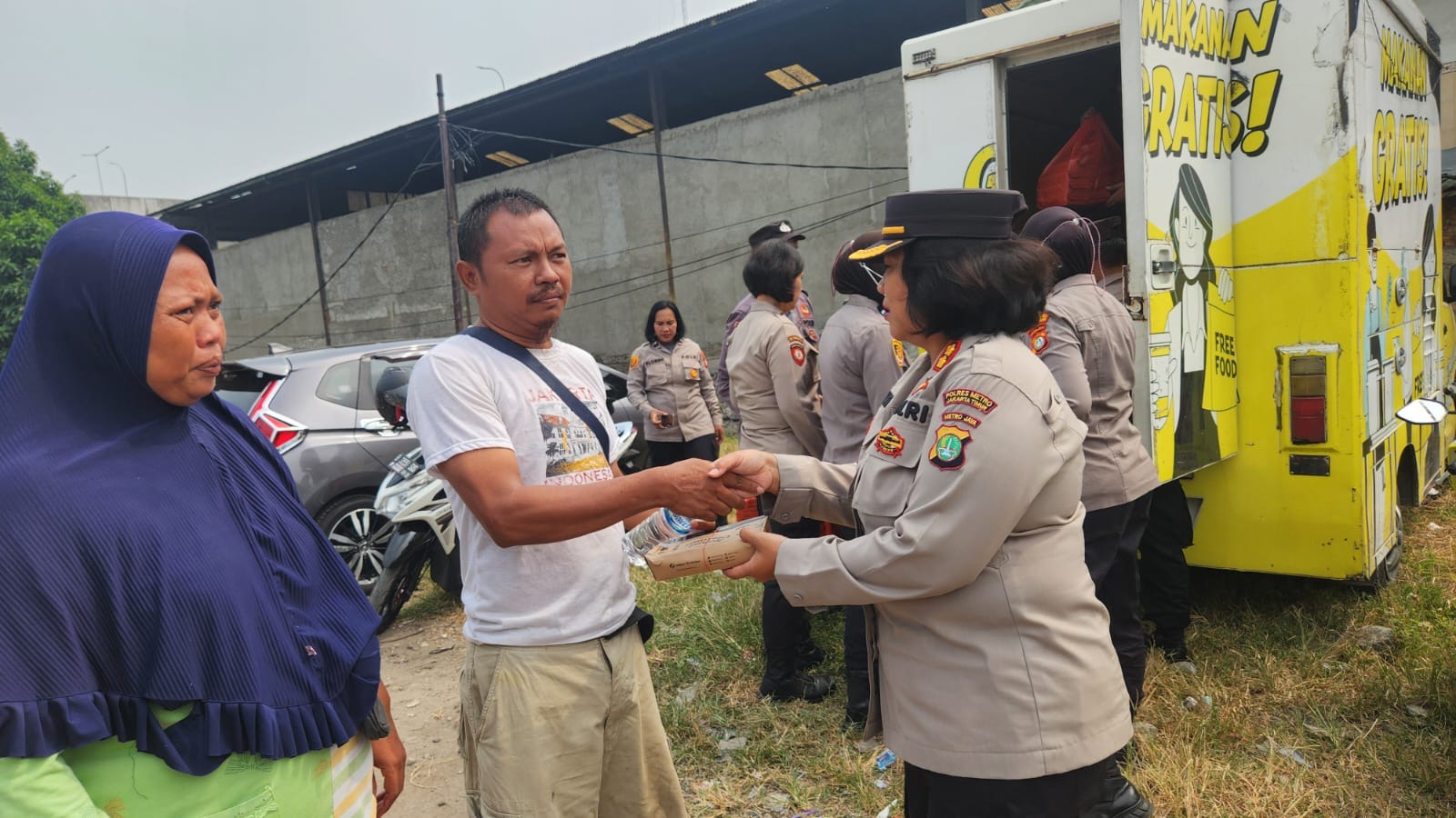 Polres Metro Jakarta Timur Bagikan 300 Makan Siang Gratis Warga Slum Area