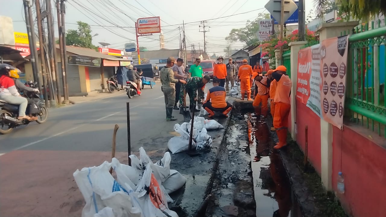 Antisipasi Banjir, Polsek Kalideres Dan Tiga Pilar Galang Kerja Bakti Di Jalan Kamal Raya