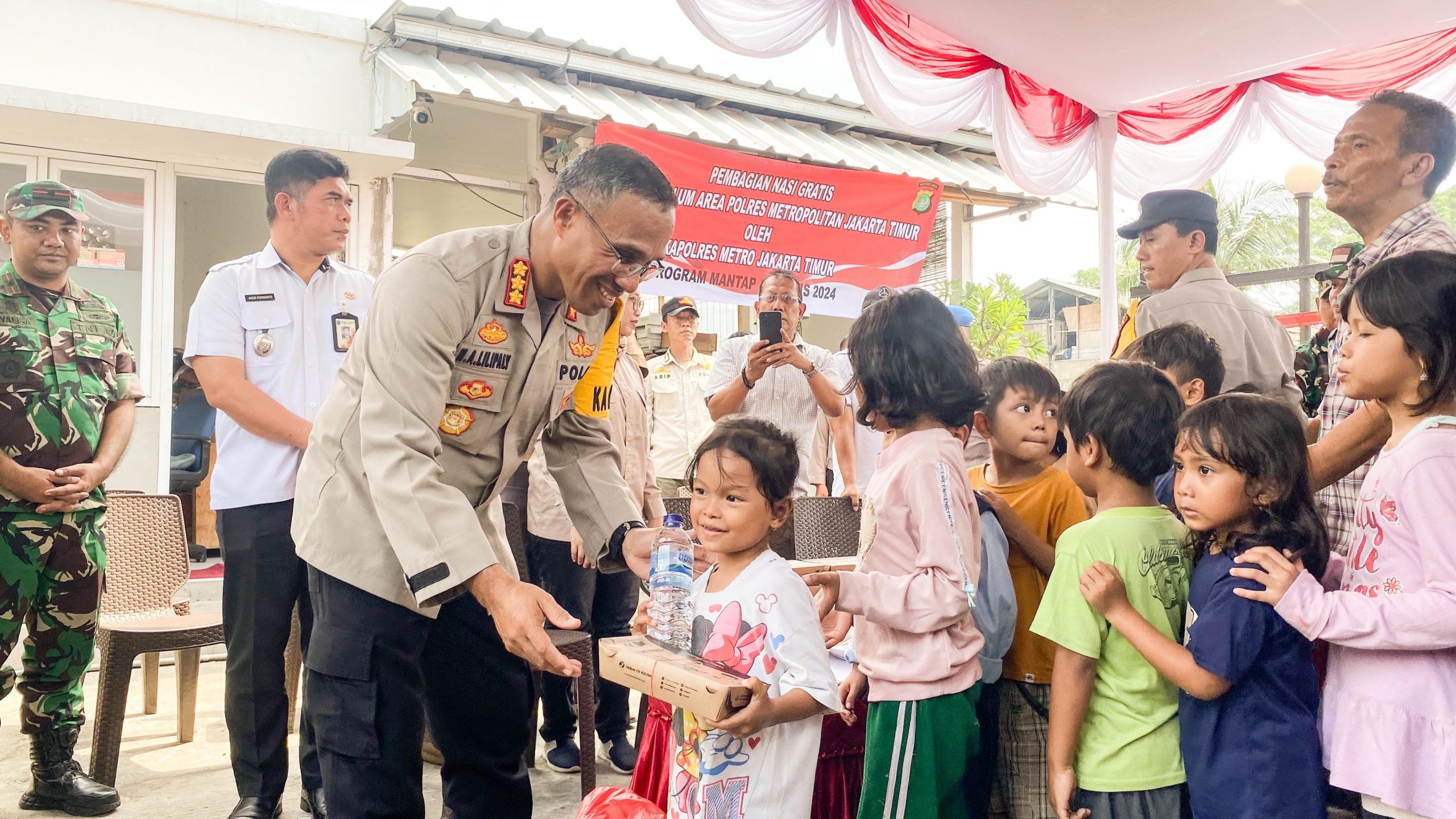 Kapolres Metro Jakarta Timur Bagikan Ratusan Nasi Box Kepada Warga Slum Area