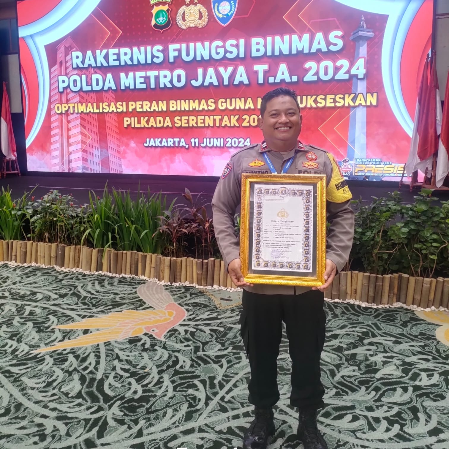 Kapolda Metro Jaya Beri Penghargaan kepada Bhabinkamtibmas