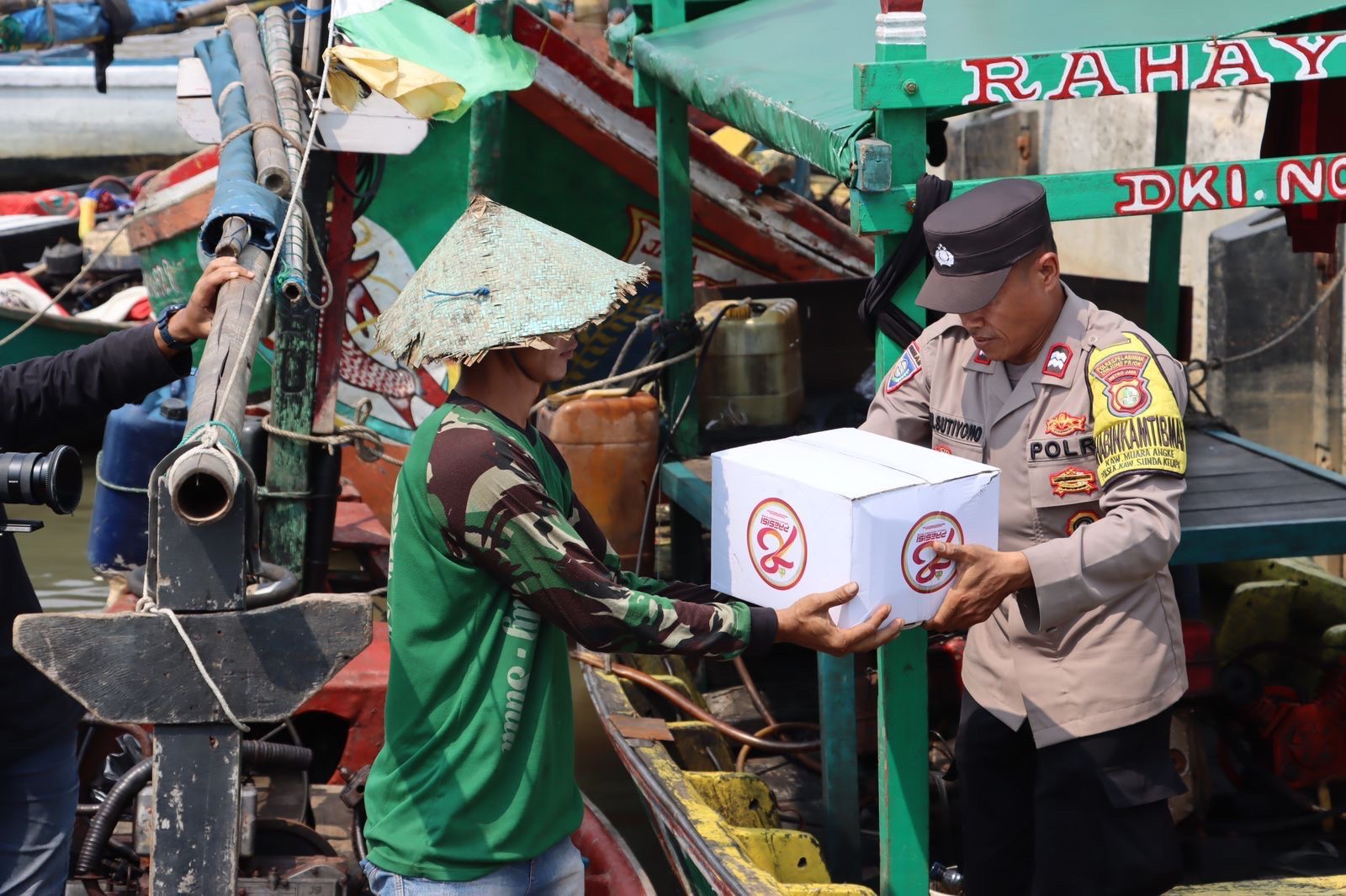 Menyambut HUT Bhayangkara ke-78, Polri Berikan Paket Sembako Ke Nelayan Muara Angke