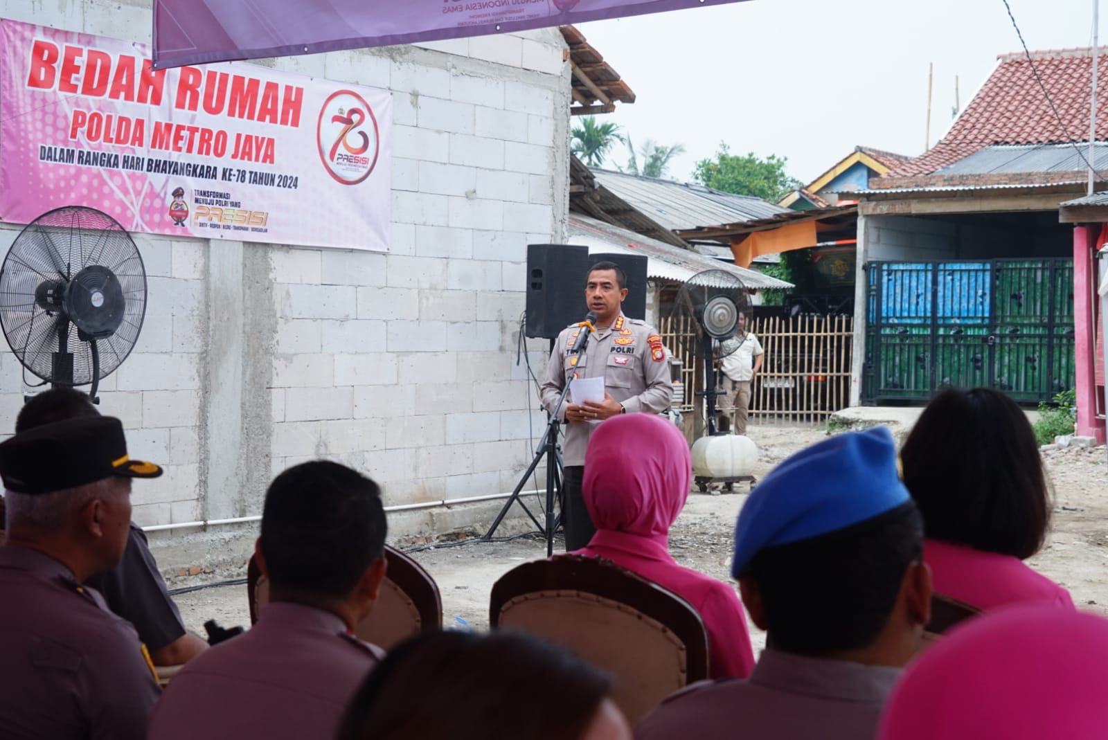 Sambut HUT Bhayangkara Ke-78, Polres Metro Bekasi Bedah Rumah Warga