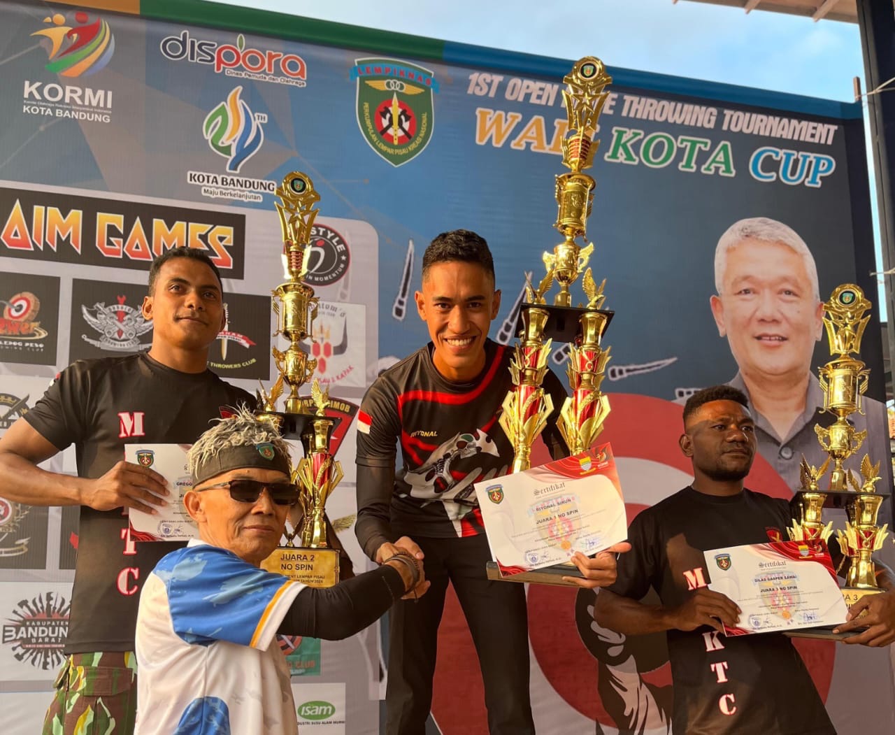 Personel Resimen II Juara Umum Lempar Pisau Dan Kampak Walikota Cup Lempiknas Ke-1 Bandung