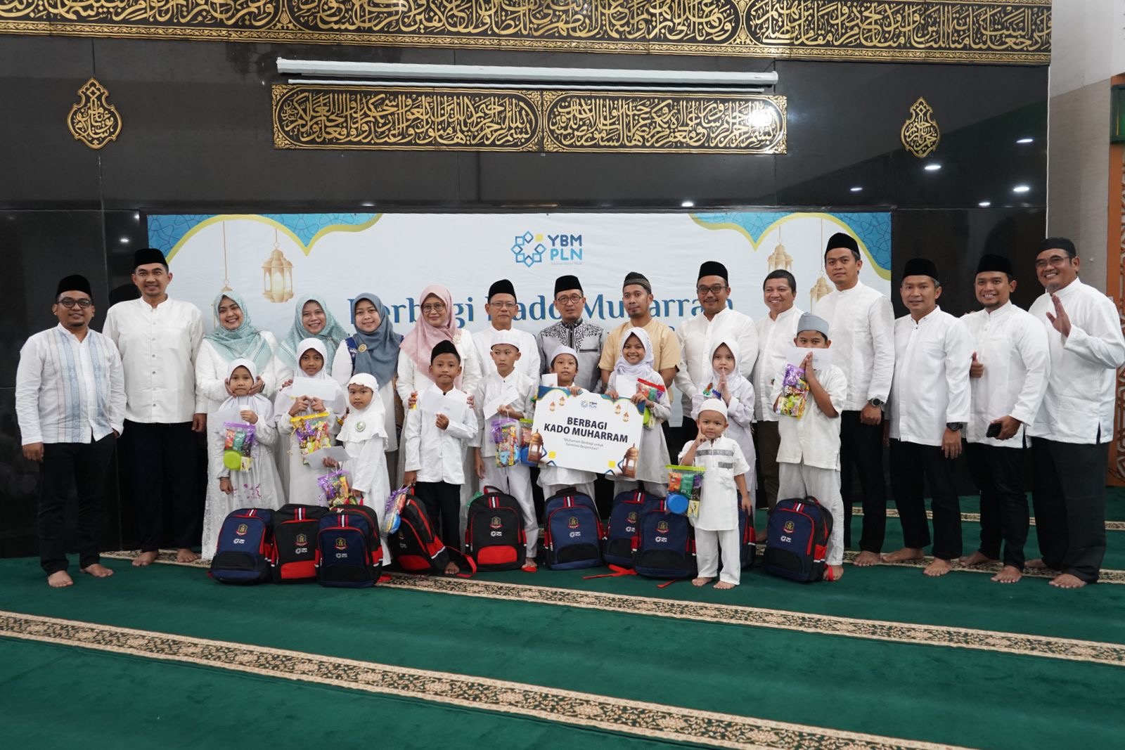 400 Anak Yatim Dhuafa Mendapat Kado dari PLN UID Jakarta Raya