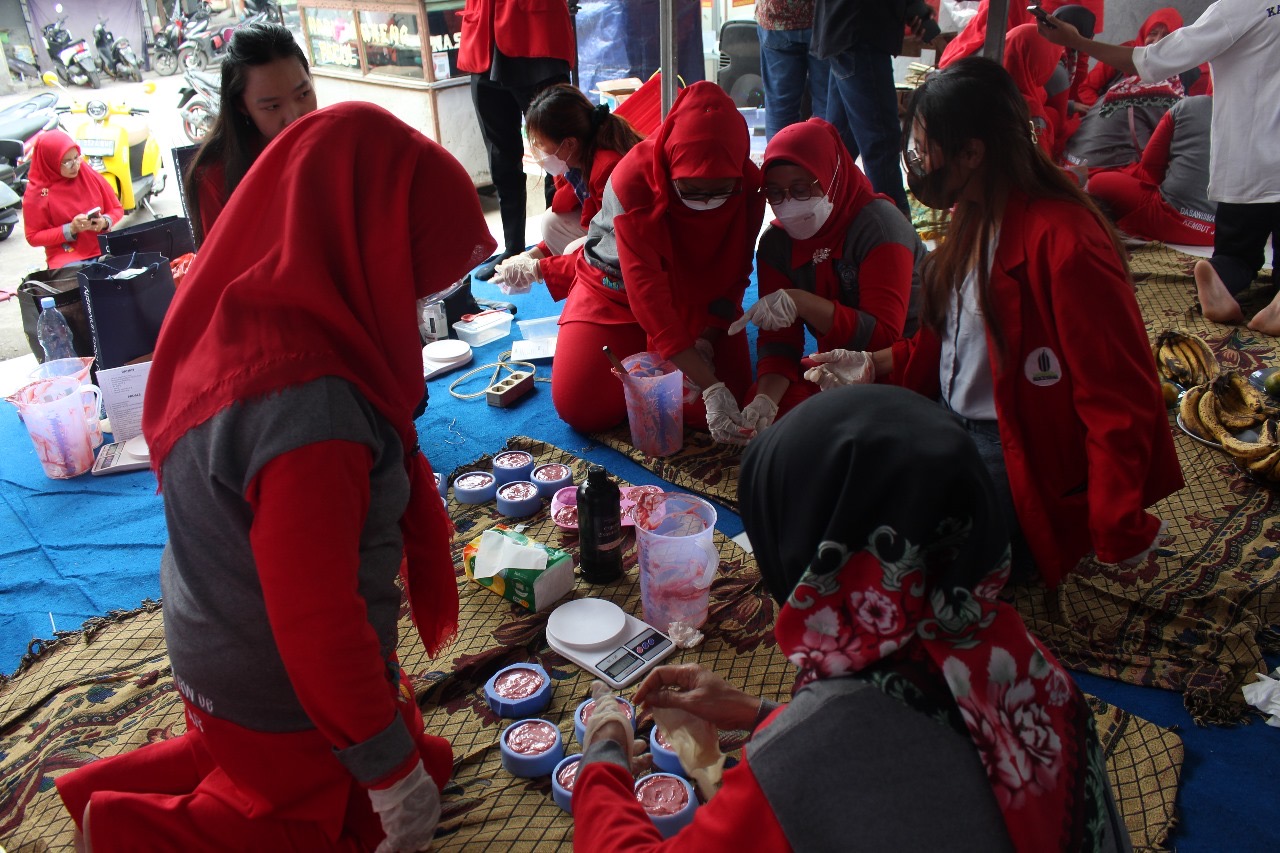 Menuju Lingkungan Sehat, UMB dan Warga Kembangan Utara Ubah Minyak Jelantah Menjadi Sabun