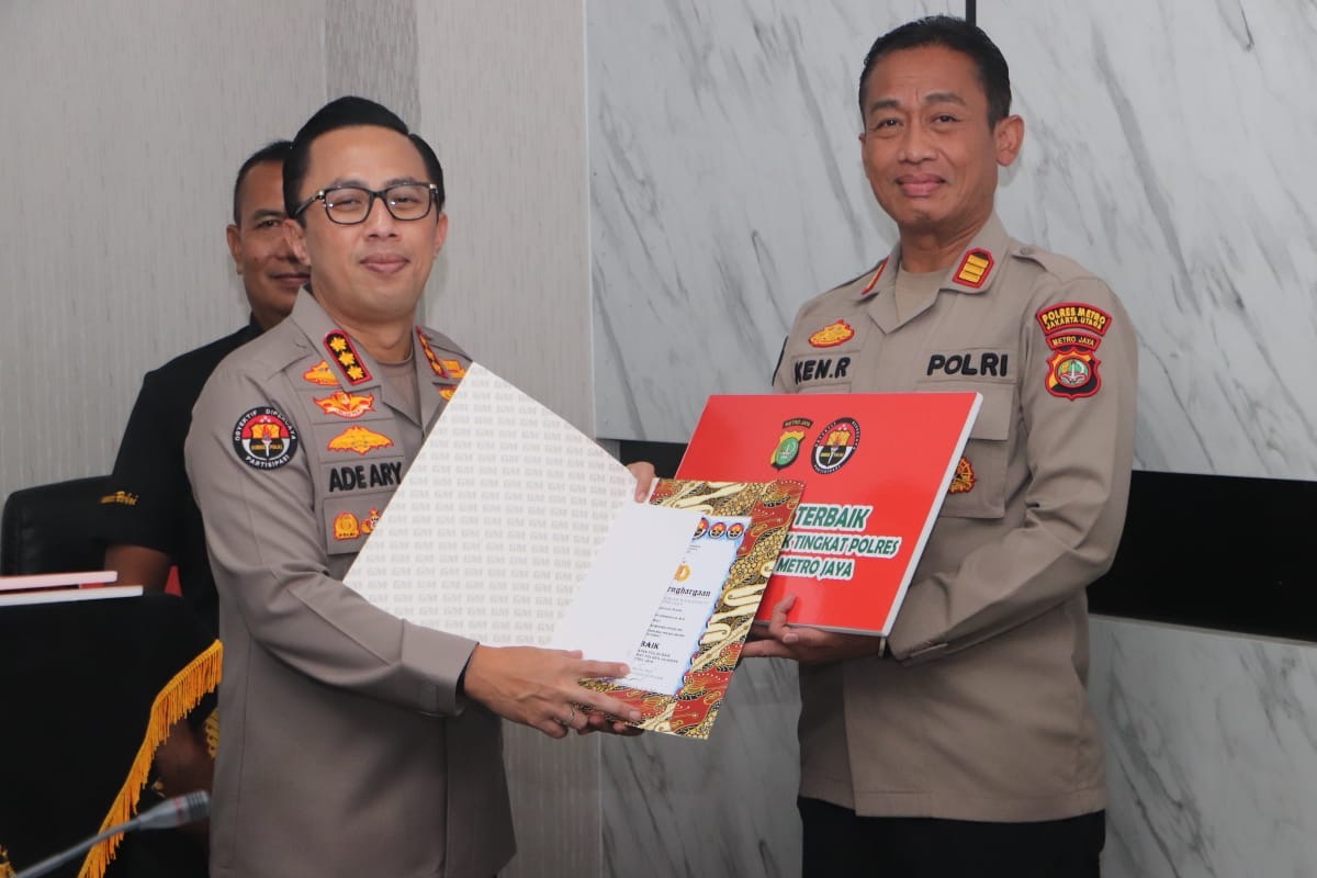 5 Personel Bidhumas Polda Metro Jaya Berprestasi Terima Reward