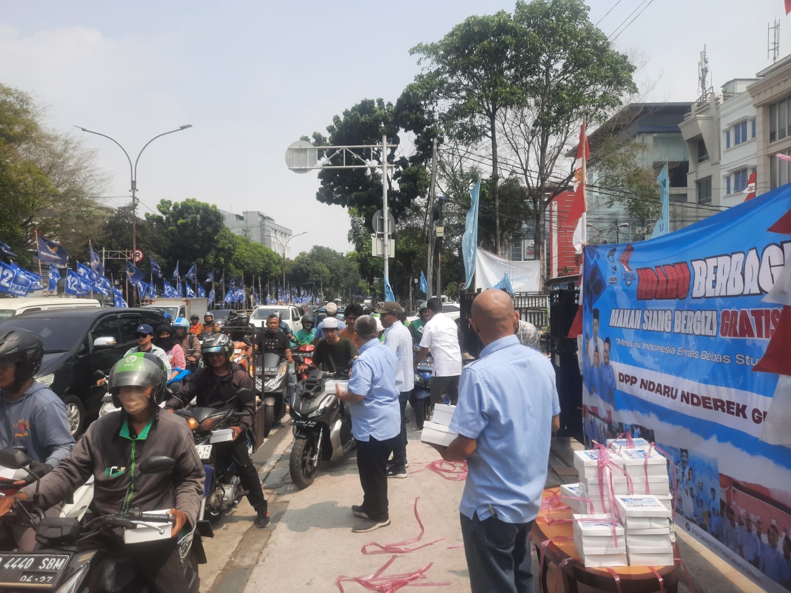 Ndaru Peduli Jumat Pahing Berbagi Beras dan Makan Bergizi Gratis