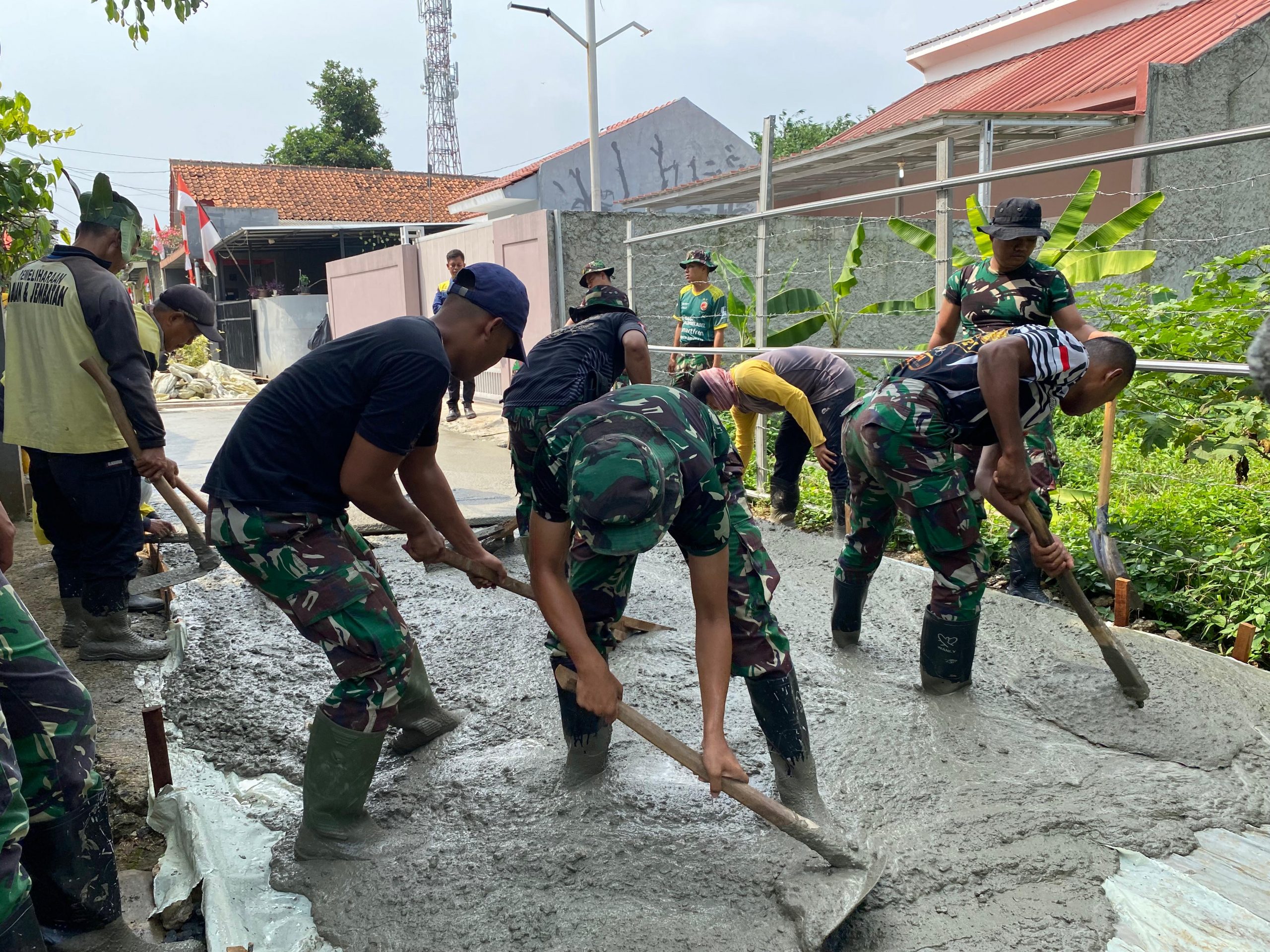 TMMD ke-121 Kota Depok Selesaikan Pengecoran Jalan Warga