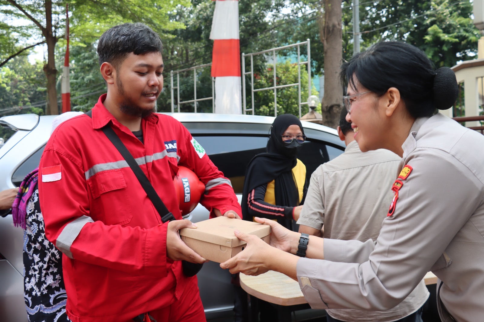 Polwan Polres Metro Jaksel Bagikan 400 Paket Makanan Siap Saji untuk Jemaah Sholat Jumat