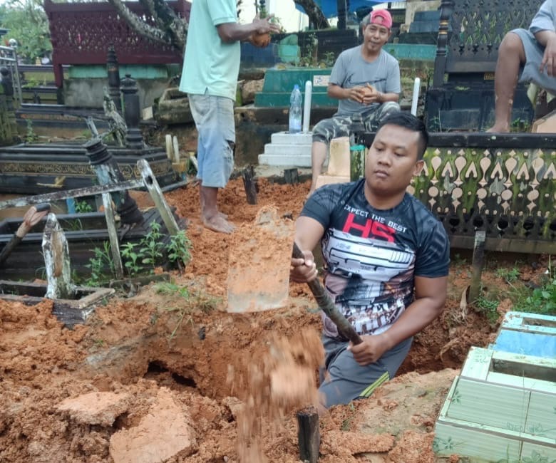 Kadivhumas Sampaikan Apresiasi Kapolri ke Anggota yang Jadi Penggali Kubur