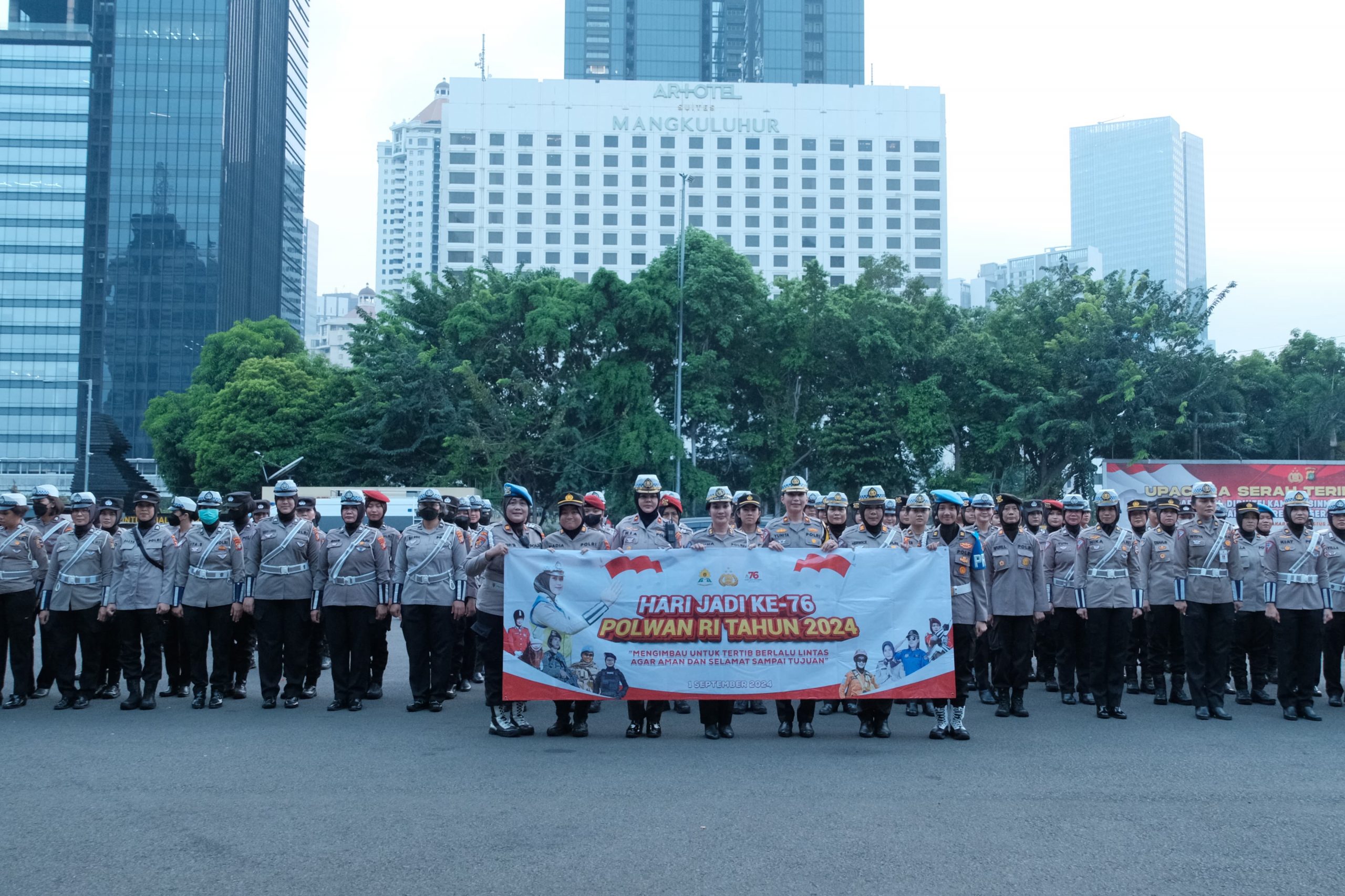 Gabungan Polwan Mabes Polri Dan Polda Metro Gelar Aksi Simpatik Di HUT Ke-76