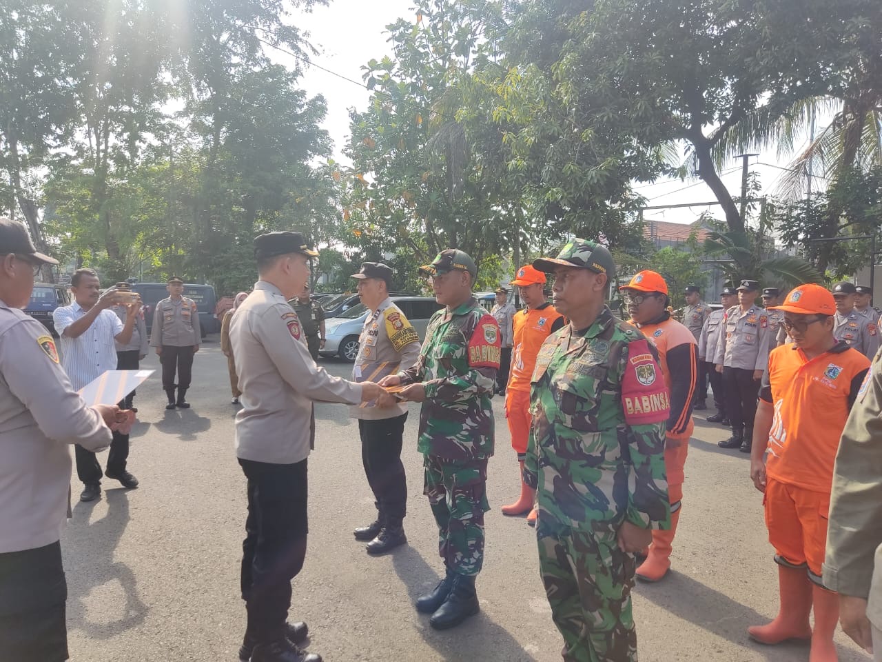 Kapolsek Pulogadung Ganjar Penghargaan kepada Anggota dan Mitra Kerja yang berhasil Tangkap Penjahat