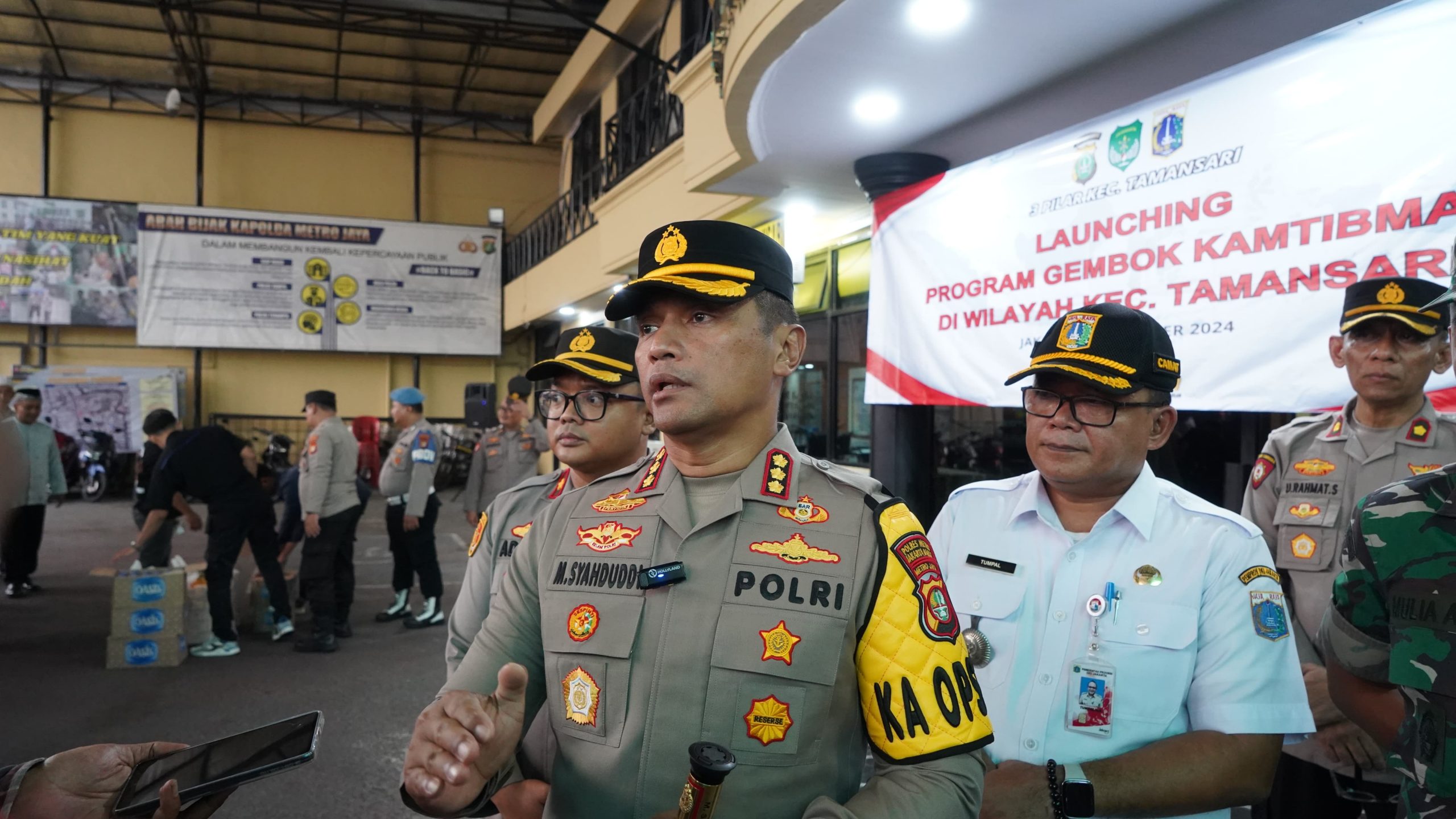 Program Gembok Kamtibmas, Polsek Metro Tamansari Bagikan 80 Gembok Kepada Ketua RW Se-Kec. Tamansari