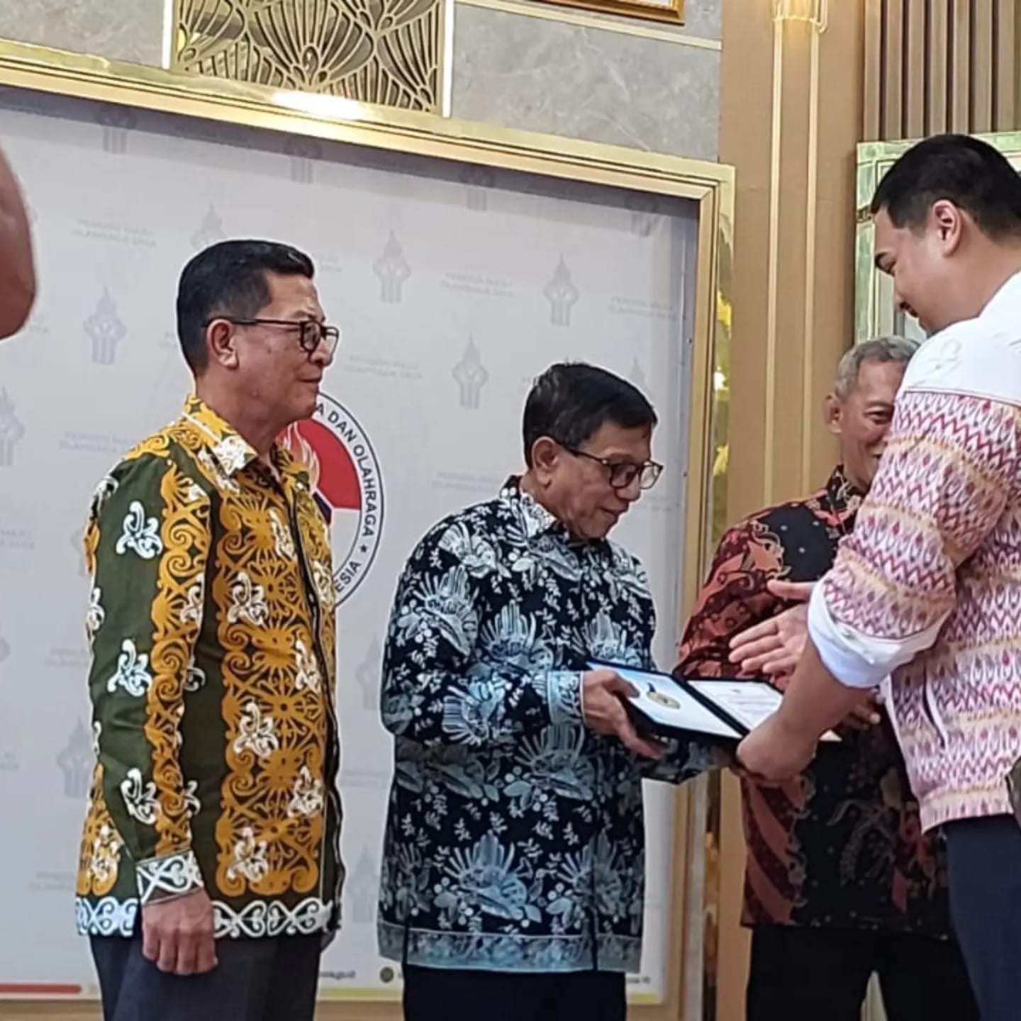 Ketua Umum PWI Pusat, Hendry Ch Bangun Terima Penghargaan dari Kemenpora