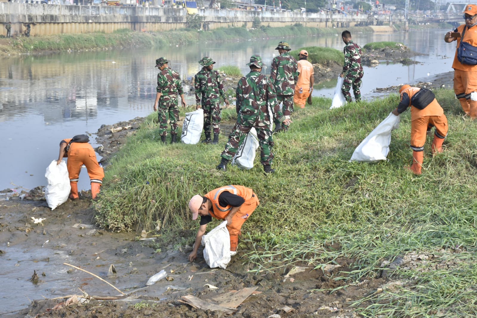 Prajurit TNI dan Masyarakat Bersih-bersih Kali Ciliwung