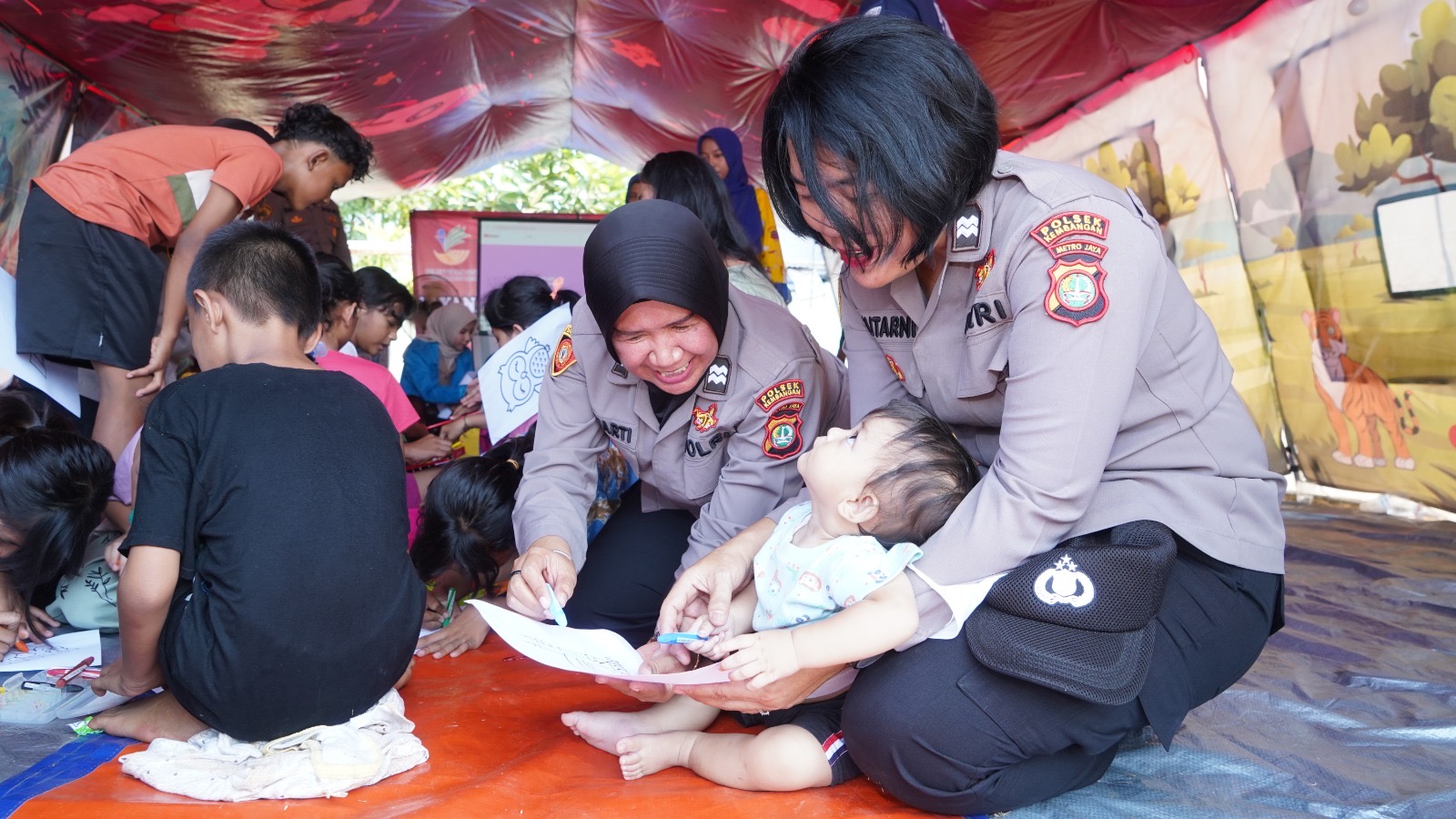 Warga Korban Kebakaran Kalianyar Ikuti Trauma Healing dan Hypnotherapi dari Polisi