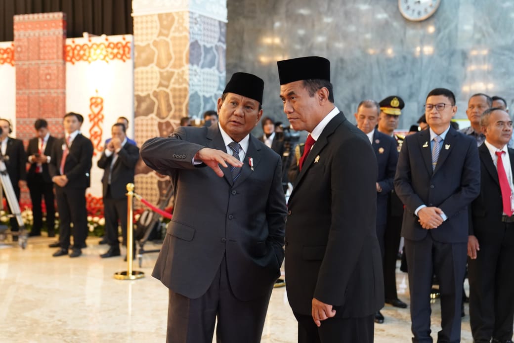 Suasana Santai Saat Presiden Terpilih Prabowo Subianto Bersama Mentan Amran di Gedung Nusantara II