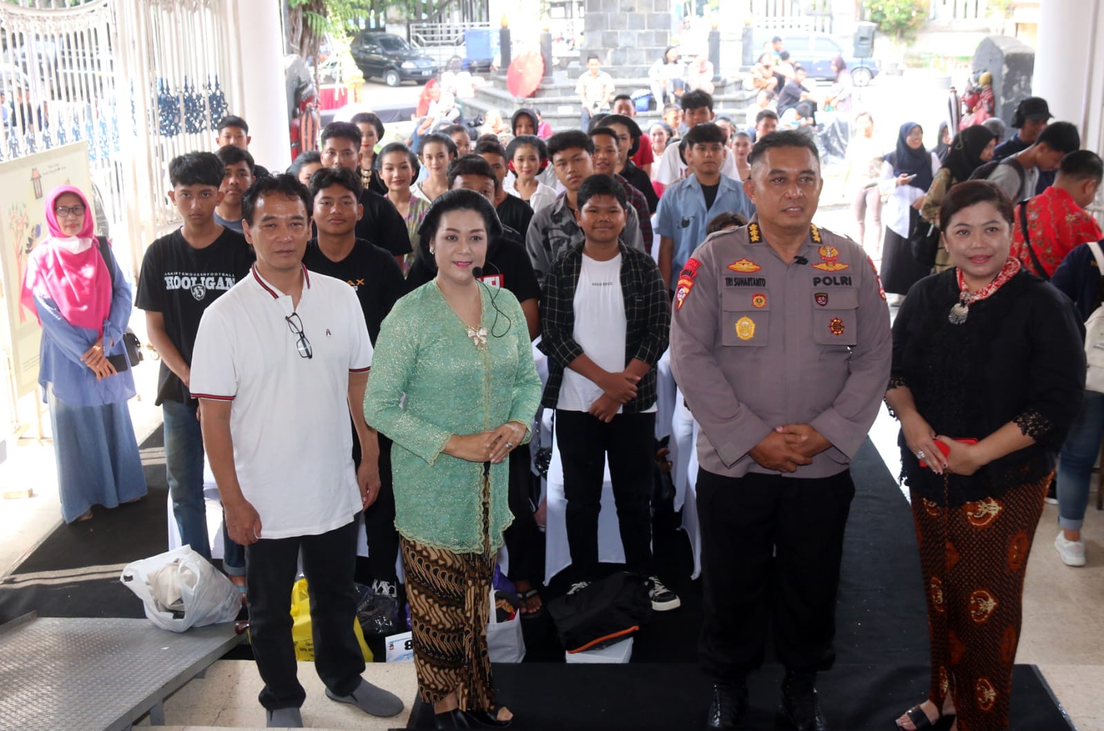 “Belajar Berbusana Jawa” di Museum Radya Pustaka: Kombes Pol Tri Suhartanto Tekankan Pentingnya Melestarikan Budaya