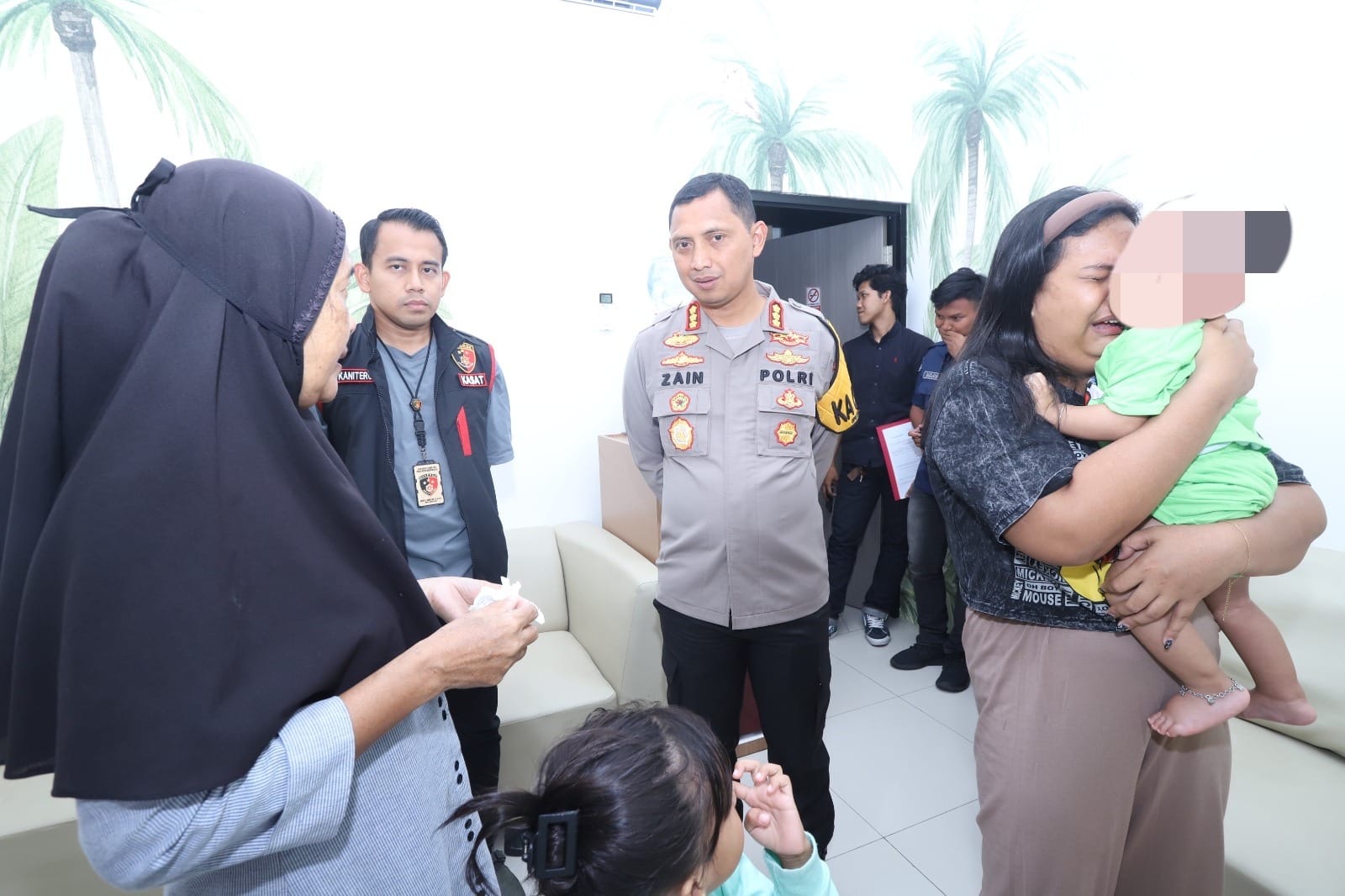 Polri Menyelamatkan Anak yang Dijual Ayahnya untuk Foya-Foya Polri Menyelamatkan Anak yang Dijual Ayahnya untuk Foya-Foya