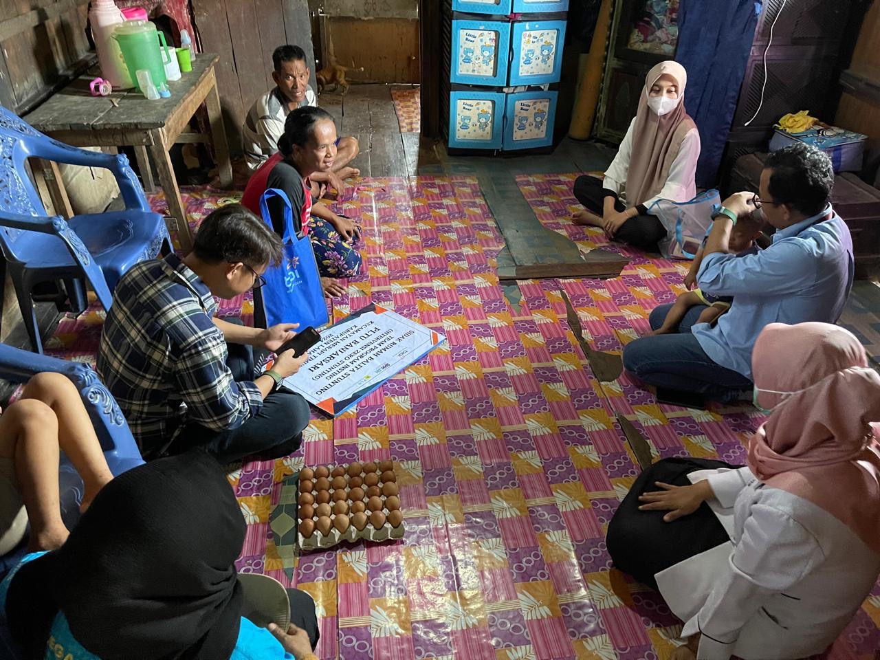 Pimpinan PLTU Banjarsari Datangi Rumah Penderita Stunting di Lahat