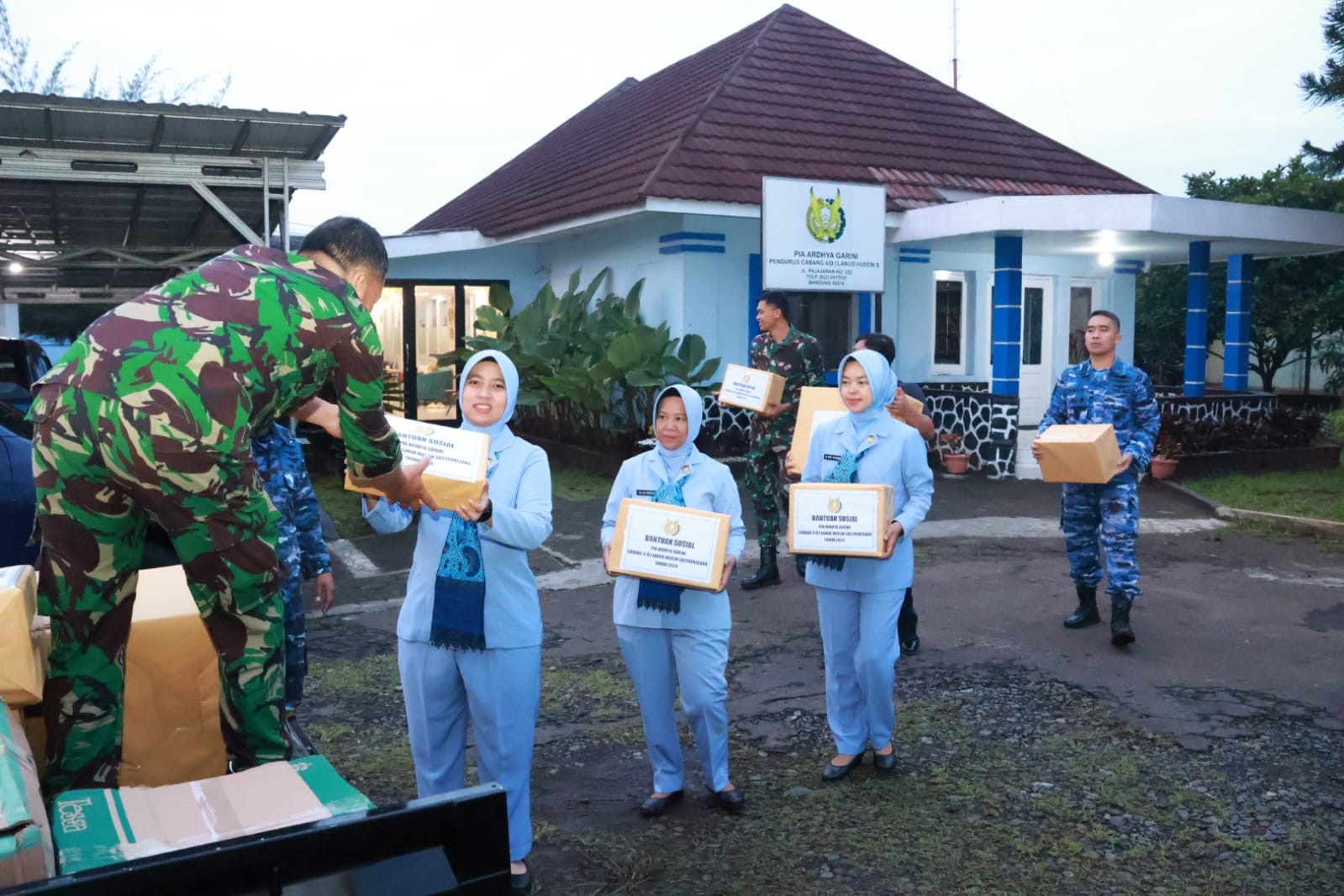 Wujud Kepedulian Terhadap Masyarakat Terdampak Bencana, PIA Ardhya Garini Cabang 4/D.I Lanud Husein Sastranegara Salurkan Bantuan Kemanusiaan