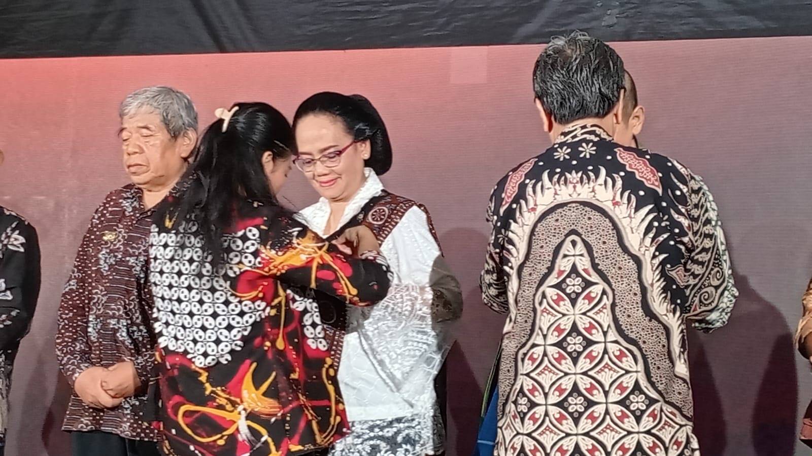 Lestarikan Bahasa, Sastra dan Aksara, Dr Sri Ratna Raih Apresiasi PIN Emas Dari Kundha Kabudayan Kota Yogyakarta