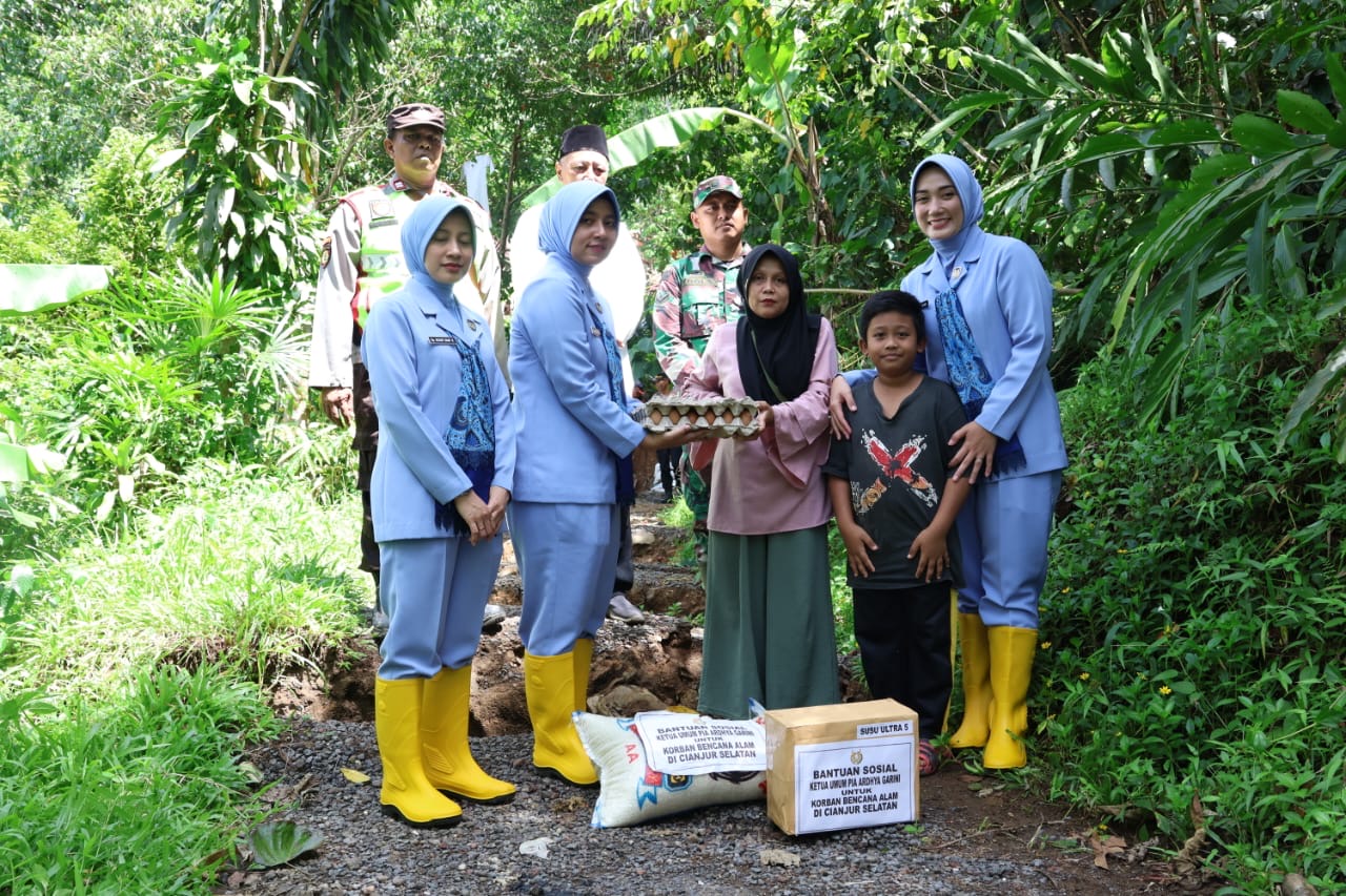 PIA Ardhya Garini Pusat Salurkan Bantuan dan kegiatan Trauma Healing Bagi Anak-anak Terdampak Bencana Alam Cianjur