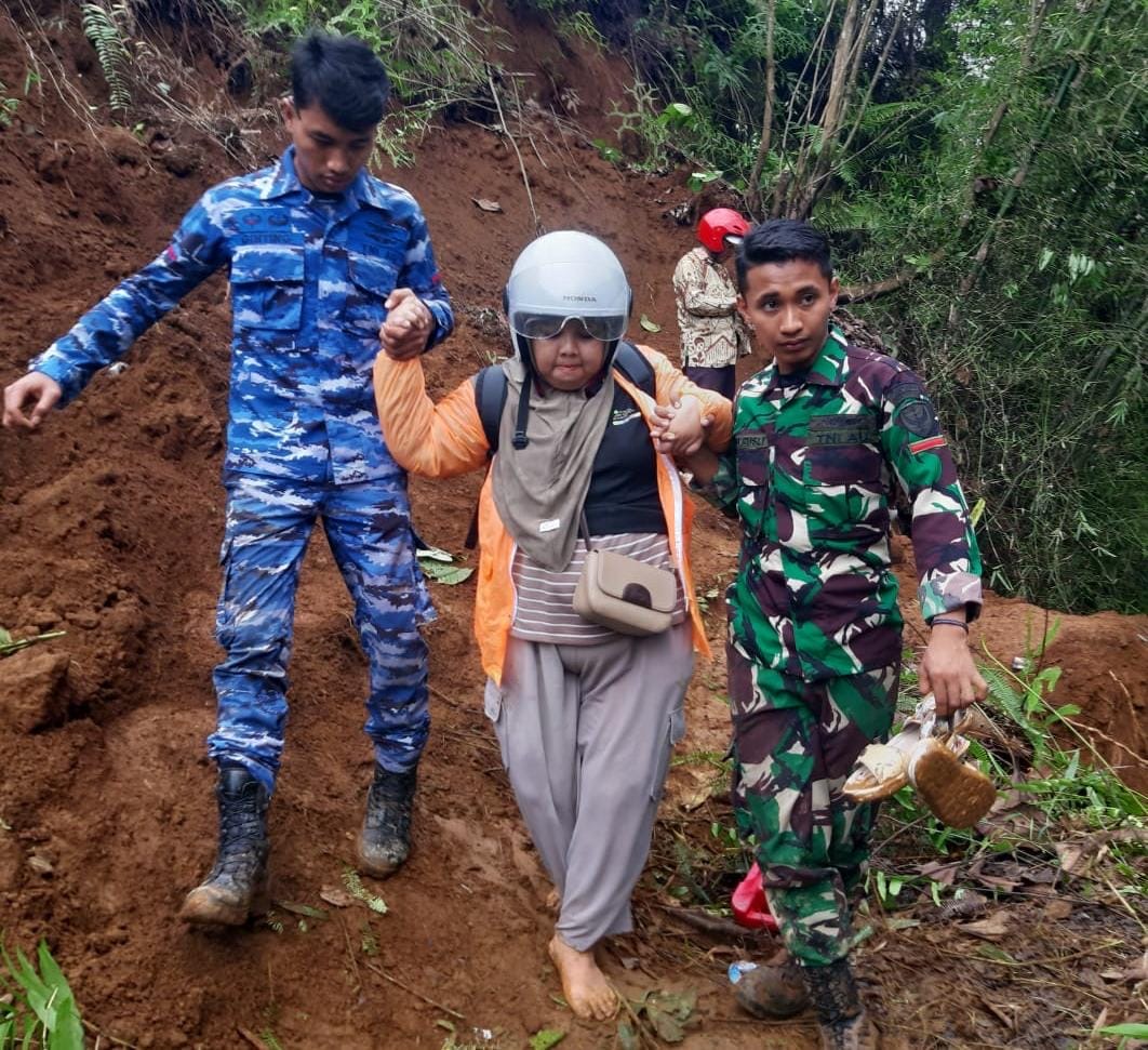 Personel Lanud Husein Sastranegara Tembus Daerah Terisolir Korban Bencana Alam Cianjur