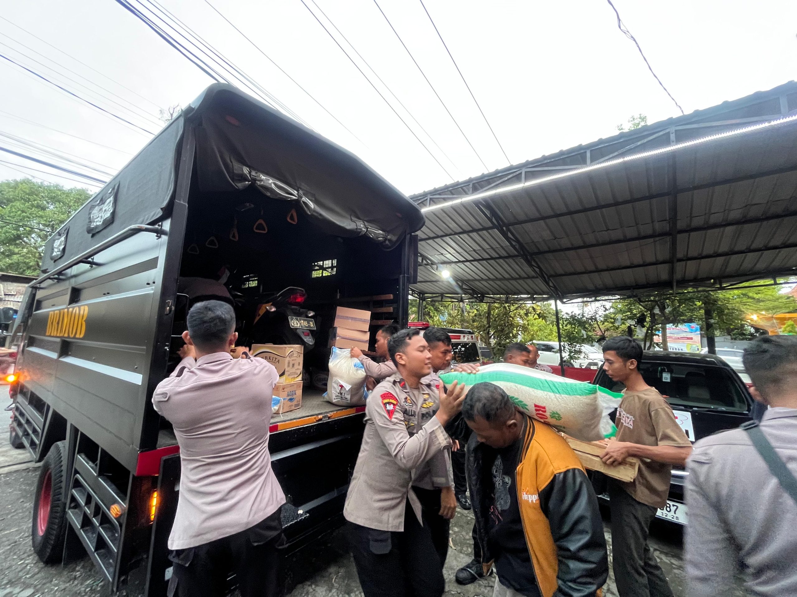 Tim SAR Satbrimob Polda Jateng ke Lokasi Longsor Bantu Cari Korban Hilang dan Siapkan Dapur Lapangan