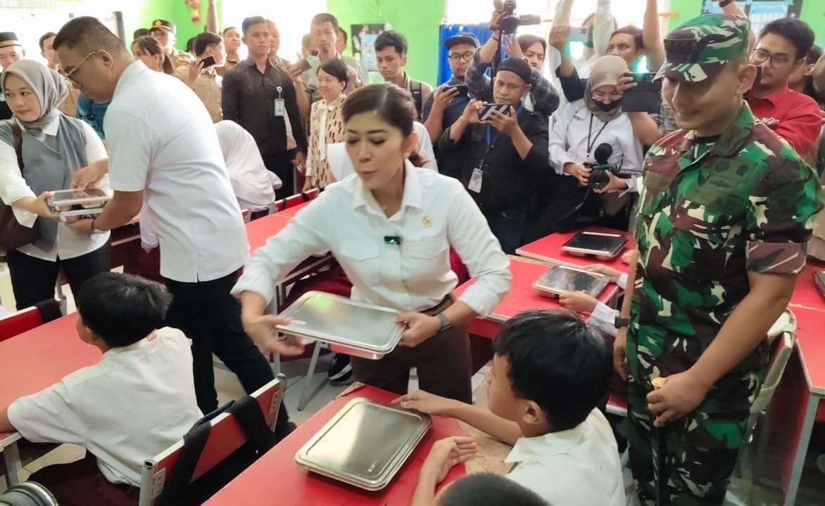 Menkomdigi Tinjau Pendistribusian Makan Bergizi Gratis di SDN Cilangkap 5 Depok Menkomdigi Tinjau Pendistribusian Makan Bergizi Gratis di SDN Cilangkap 5 Depok