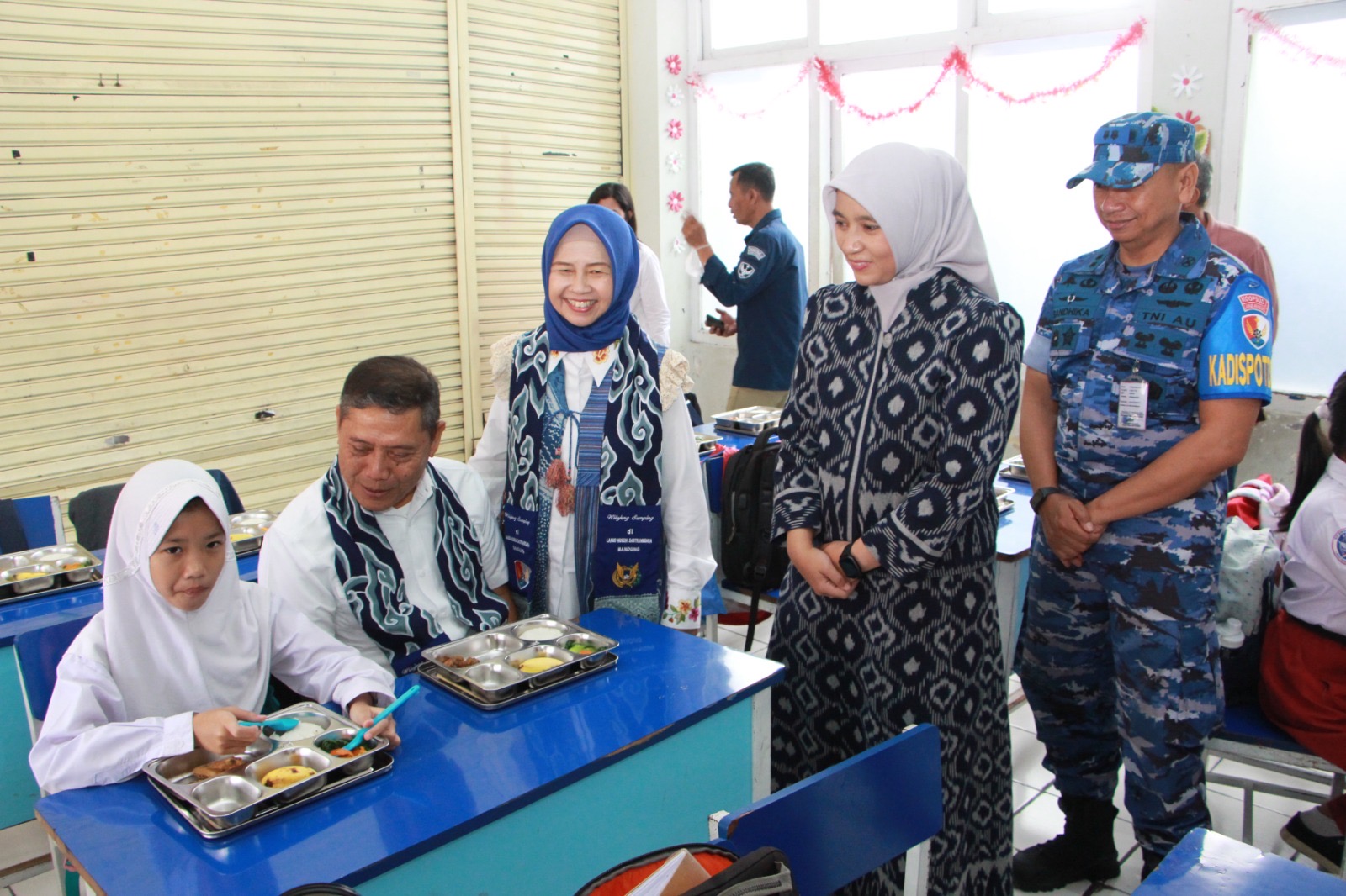 Kepala Staf Kepresidenan Didampingi Danlanud Melihat Dapur SPPG Lanud Husein Sastranegara