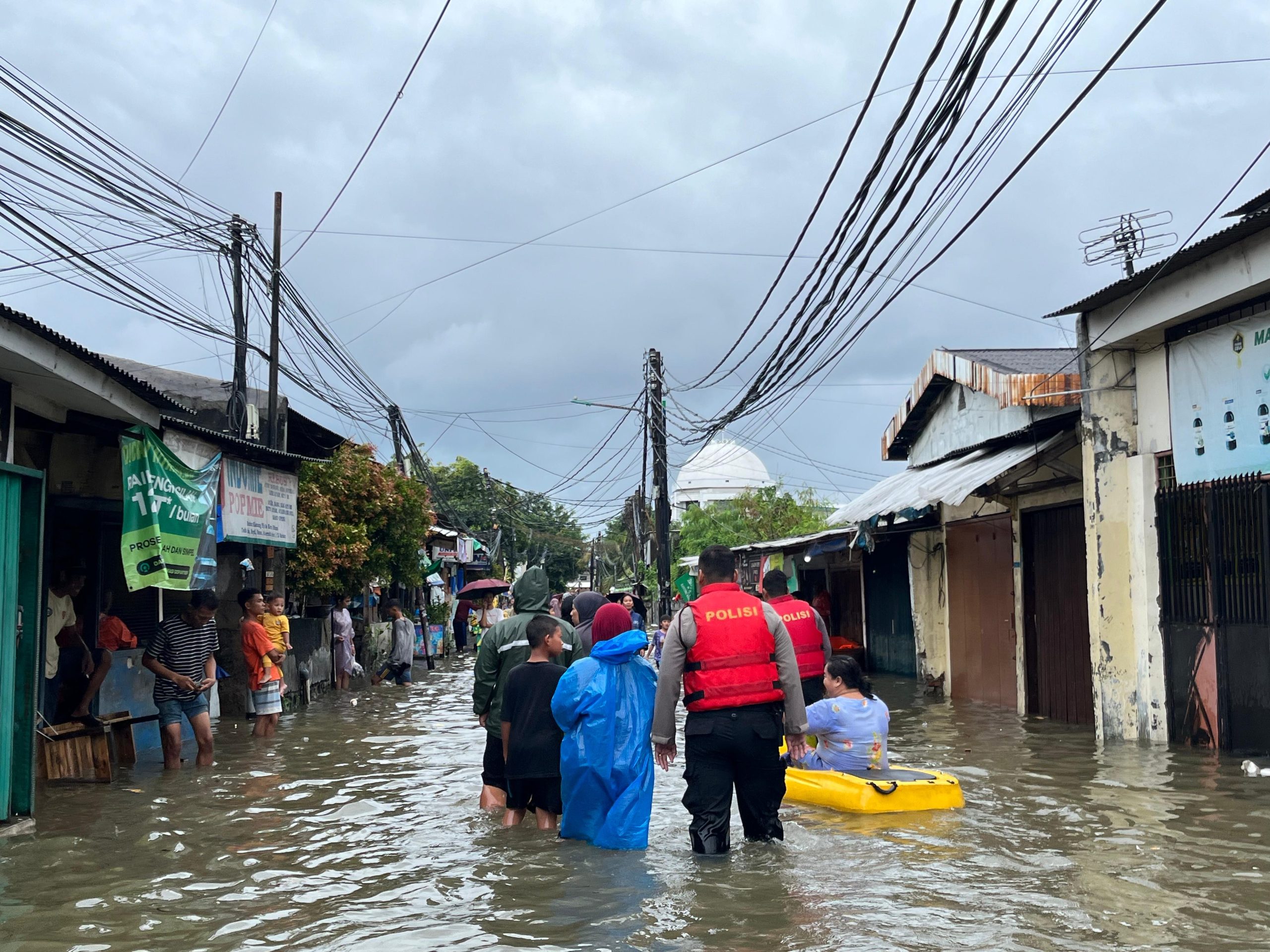 Banjir di Cengkareng, Polisi Evakuasi Warga yang Terjebak