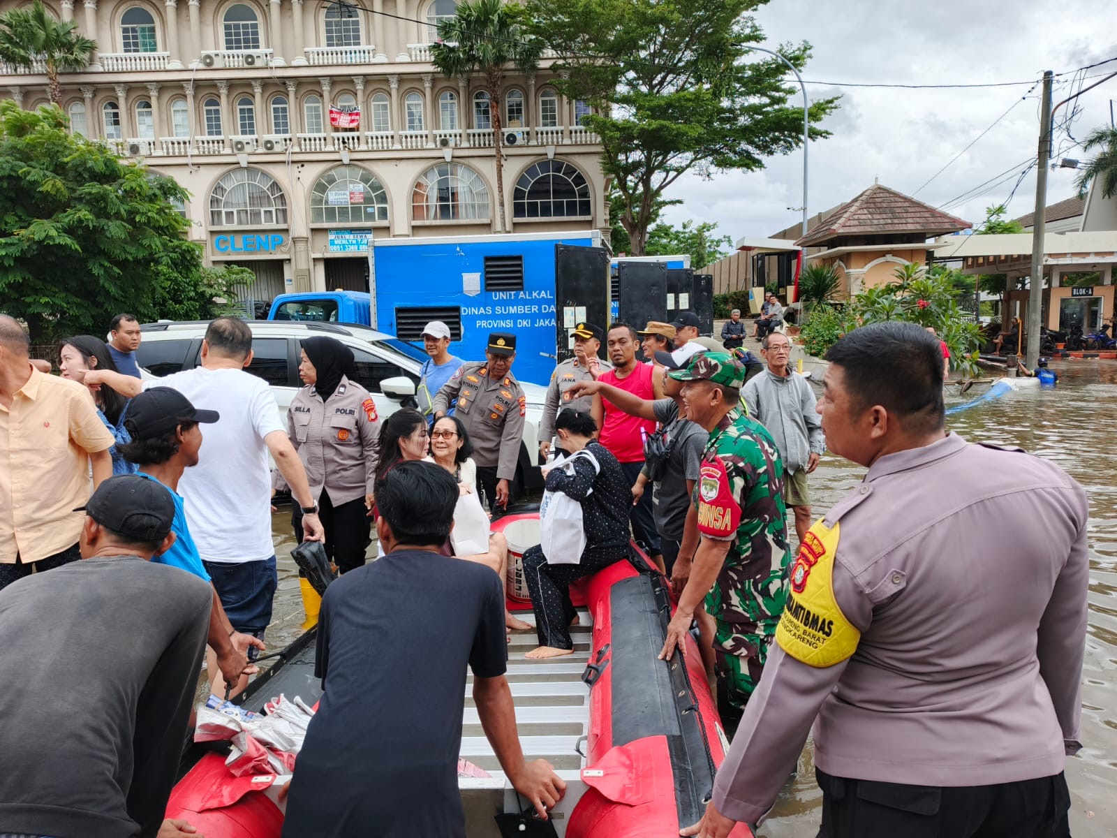 Potret Polri Tanggap Bencana, Personel Polsek Cengkareng Bahu Membahu Evakuasi Warga Di Perum Taman Kencana