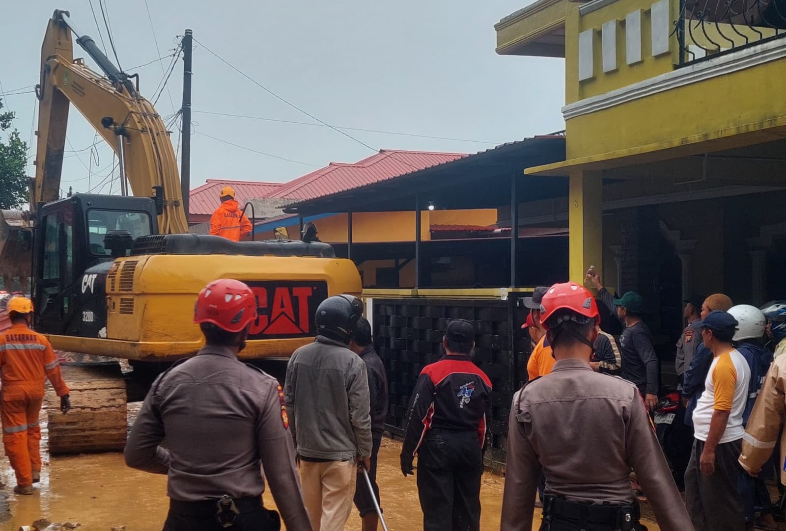 Respon Cepat Polda Kepri Evakuasi Bencana Alam Tanah Longsor