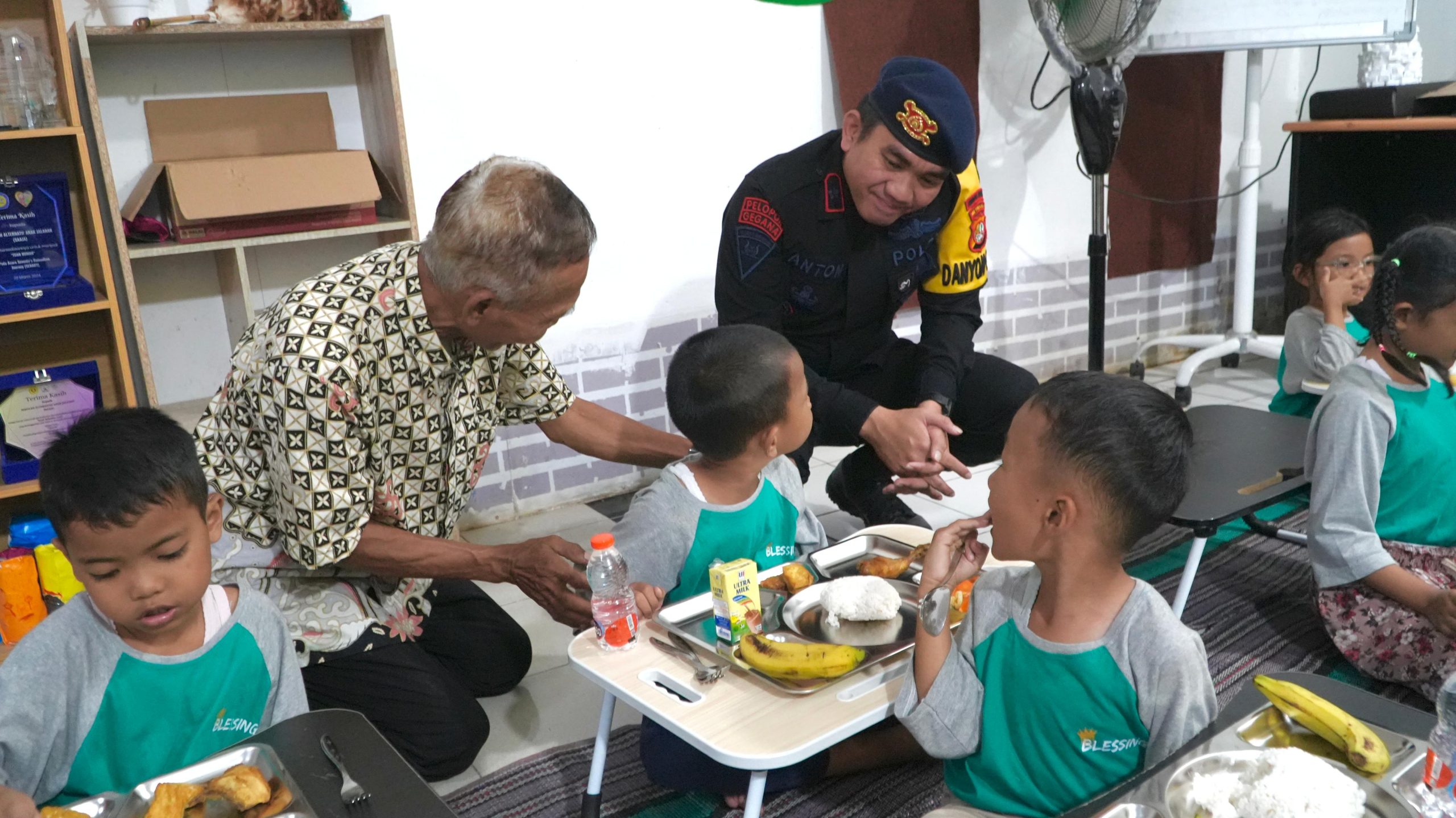 Brimob Polda Metro Jaya Bagikan Makanan Bergizi Gratis untuk Anak Jalanan di Karet