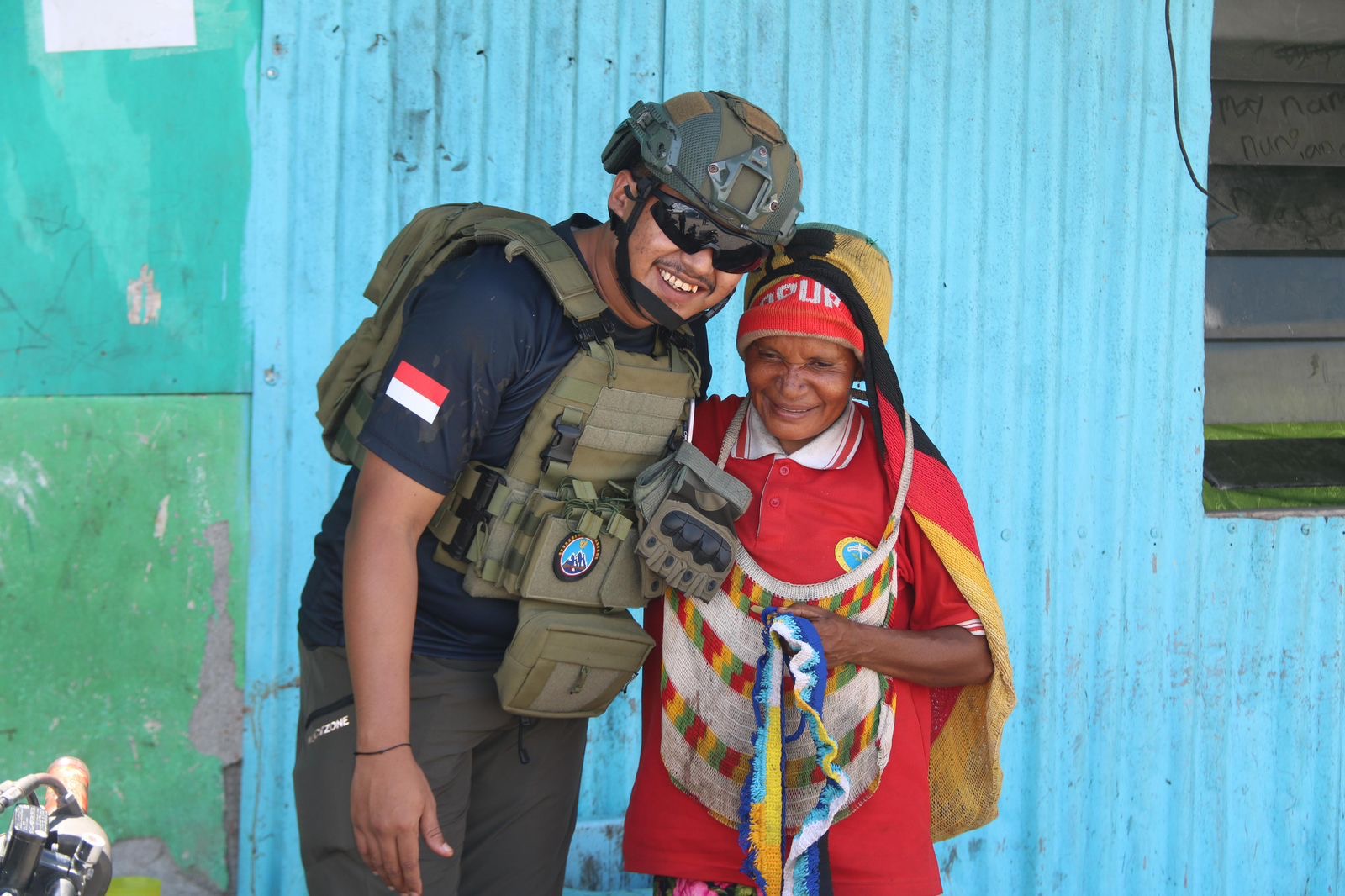 Personel Ops Damai Cartenz Pendekatan Dengan Mama-mama Papua