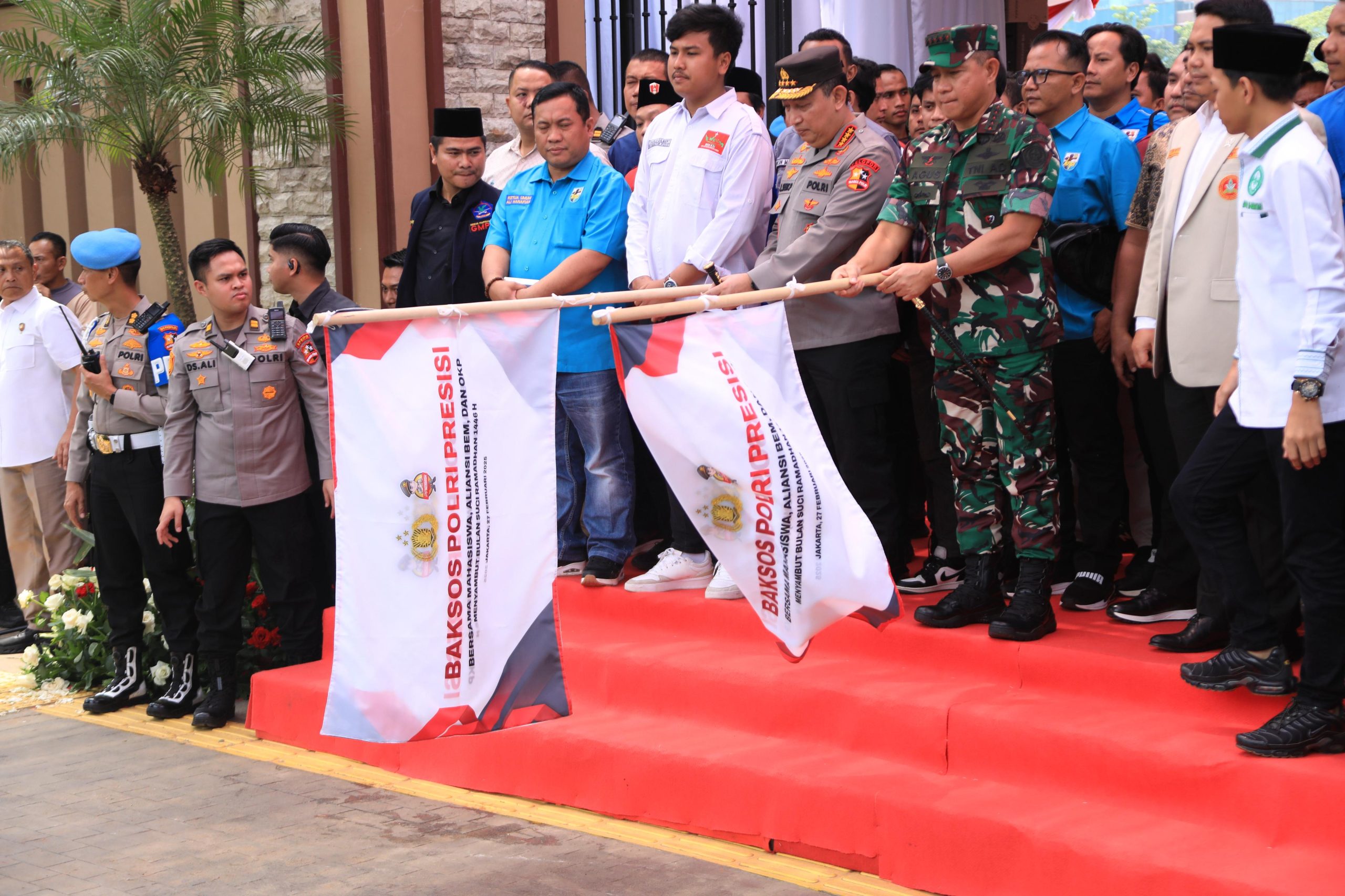 Kapolri dan Panglima TNI Bagikan 161.411 Paket Bansos Jelang Ramadan