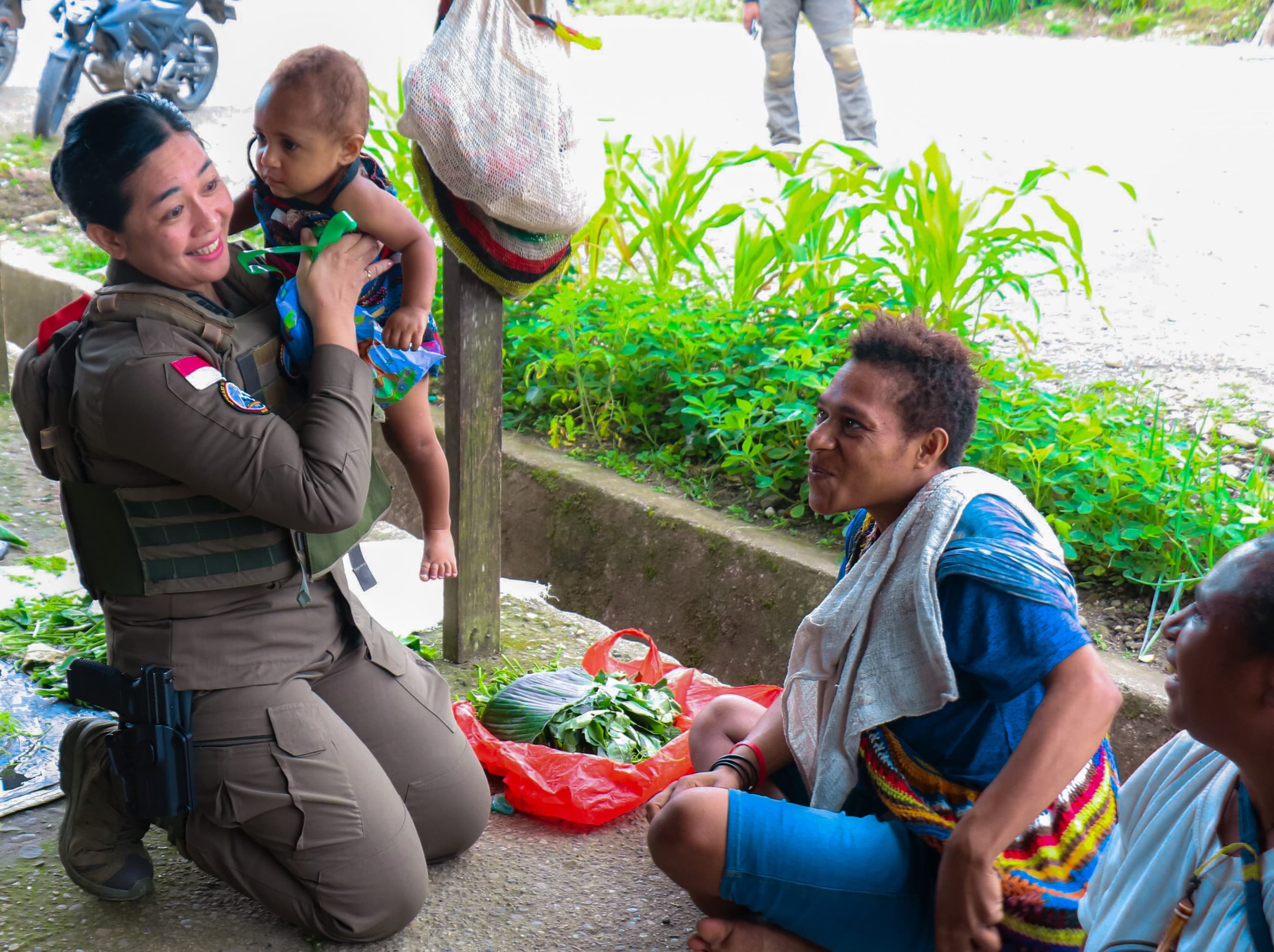 Senyum Polwan Ops Damai Cartenz Membawa Berkah Bagi Mama-Mama Papua di Pasar Lama Oksibil