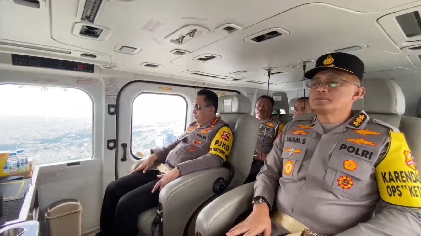 Kapolri Pantau Jalur Mudik Via Udara Kapolri Pantau Jalur Mudik Via Udara