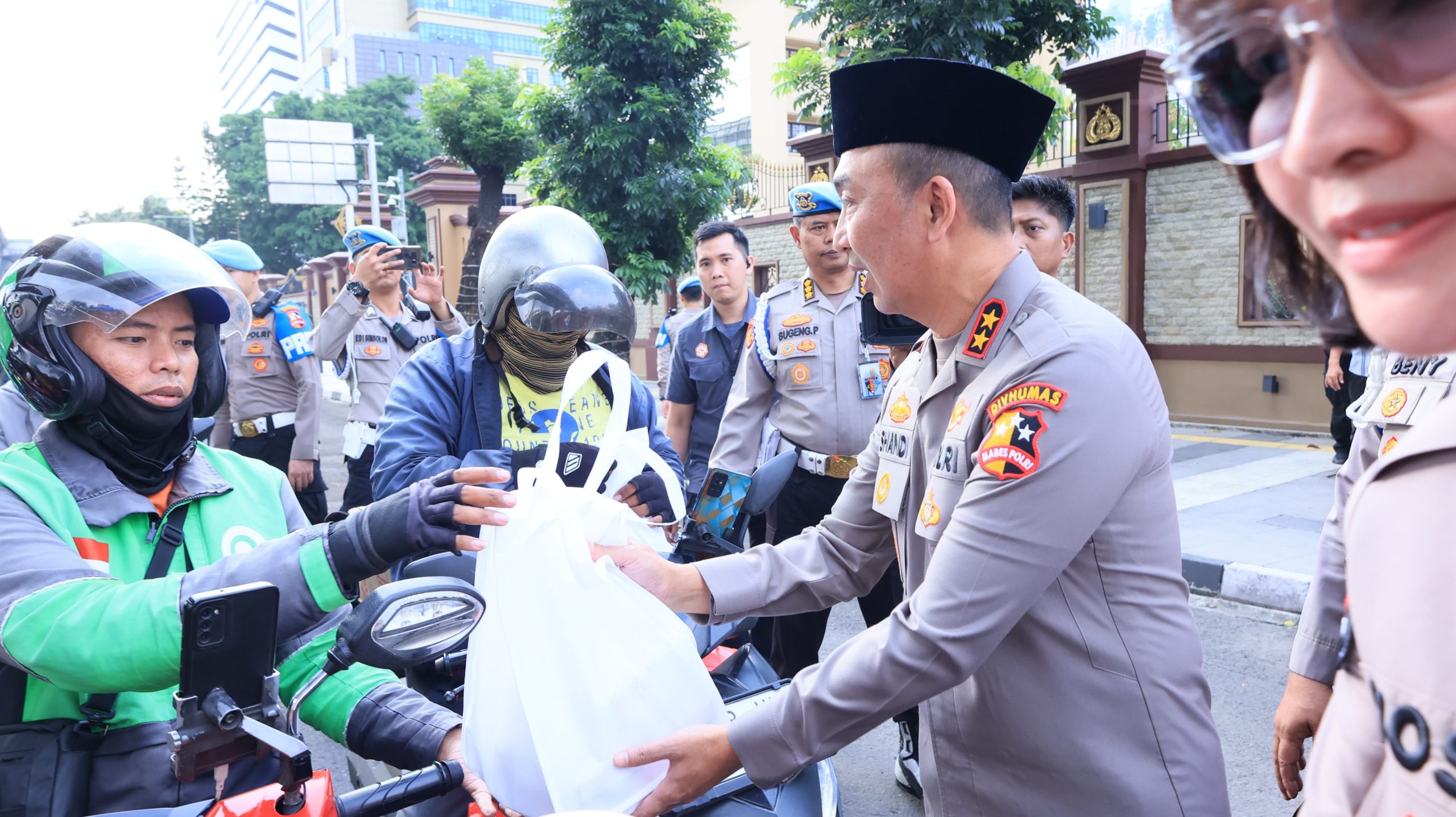 Polri dan Media Bersinergi Berbagi Takjil Serentak di Seluruh Indonesia