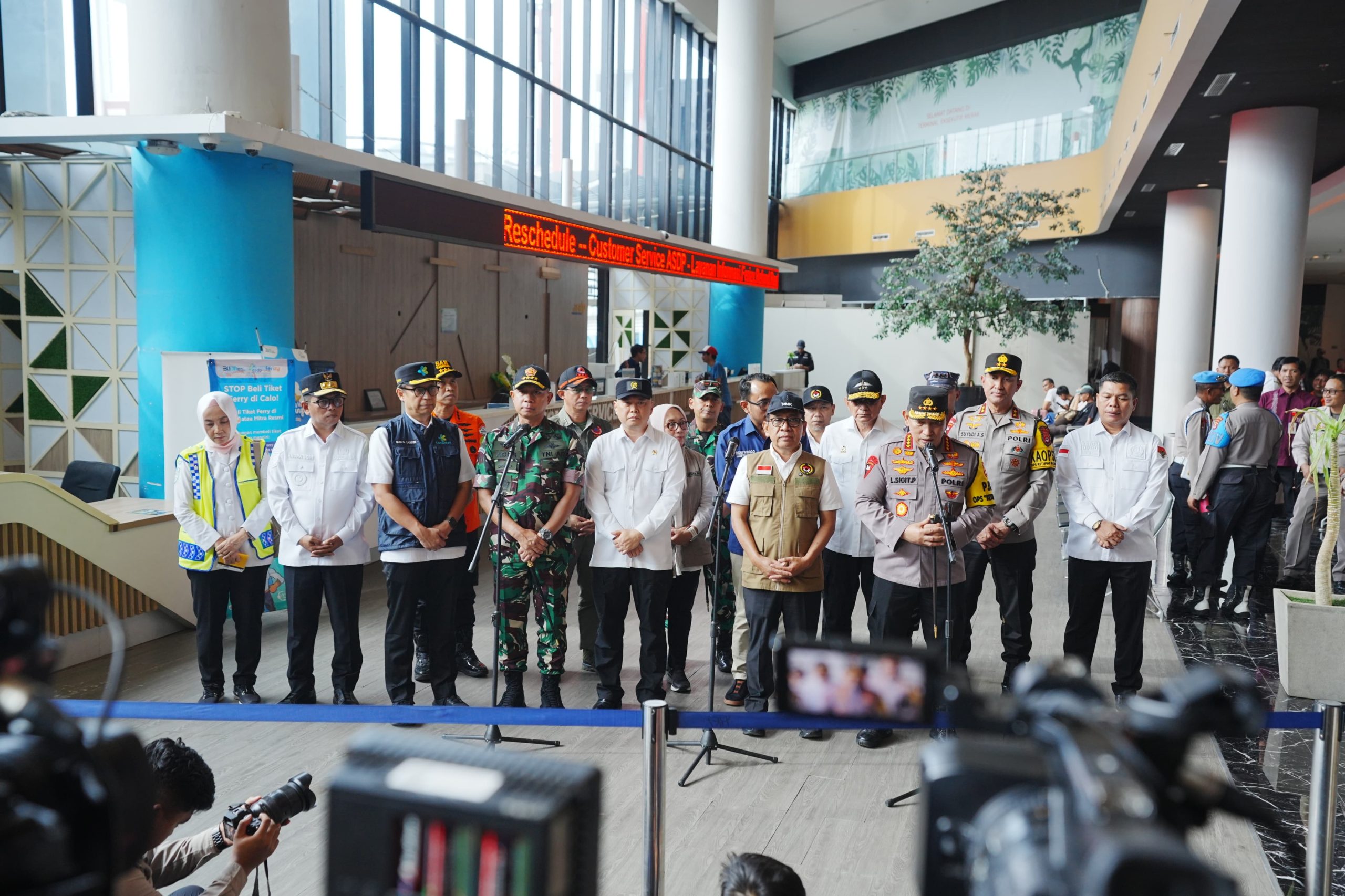 Tinjau Pelabuhan Merak, Kapolri Sebut Terjadi Penguraian Kepadatan Imbas Kebijakan Diskon Tiket dan WFA Tinjau Pelabuhan Merak, Kapolri Sebut Terjadi Penguraian Kepadatan Imbas Kebijakan Diskon Tiket dan WFA