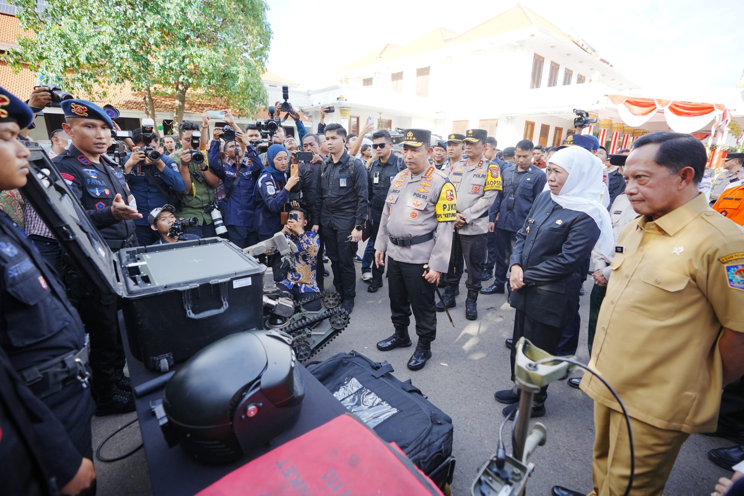 Kapolri Pimpin Apel Gelar Pasukan Operasi Ketupat 2025 di Surabaya Kapolri Pimpin Apel Gelar Pasukan Operasi Ketupat 2025 di Surabaya