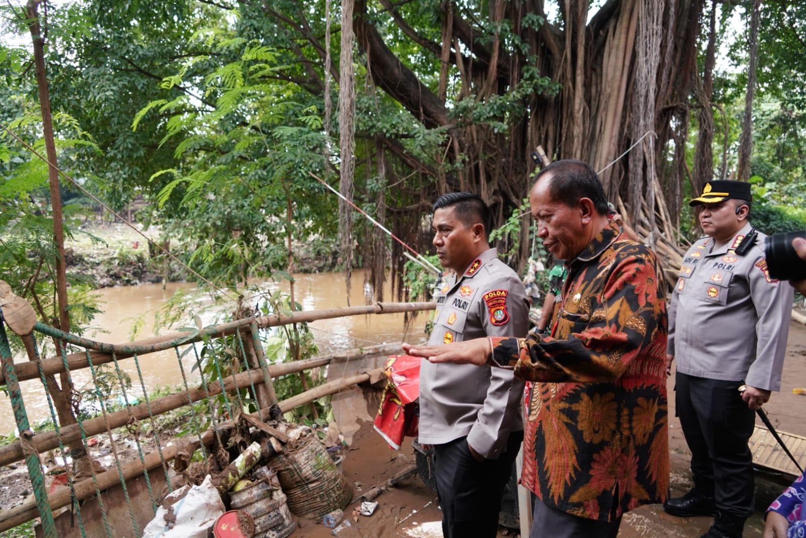 Kapolda Metro Jaya Irjen Pol Karyoto Tinjau Pengungsian Warga Terdampak Banjir di Pancoran