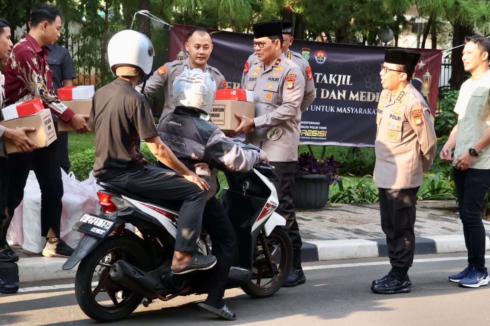 Berkah Ramadan, Kapolda Metro Jaya Gelar Aksi Sosial Berbagi Takjil Bersama Media