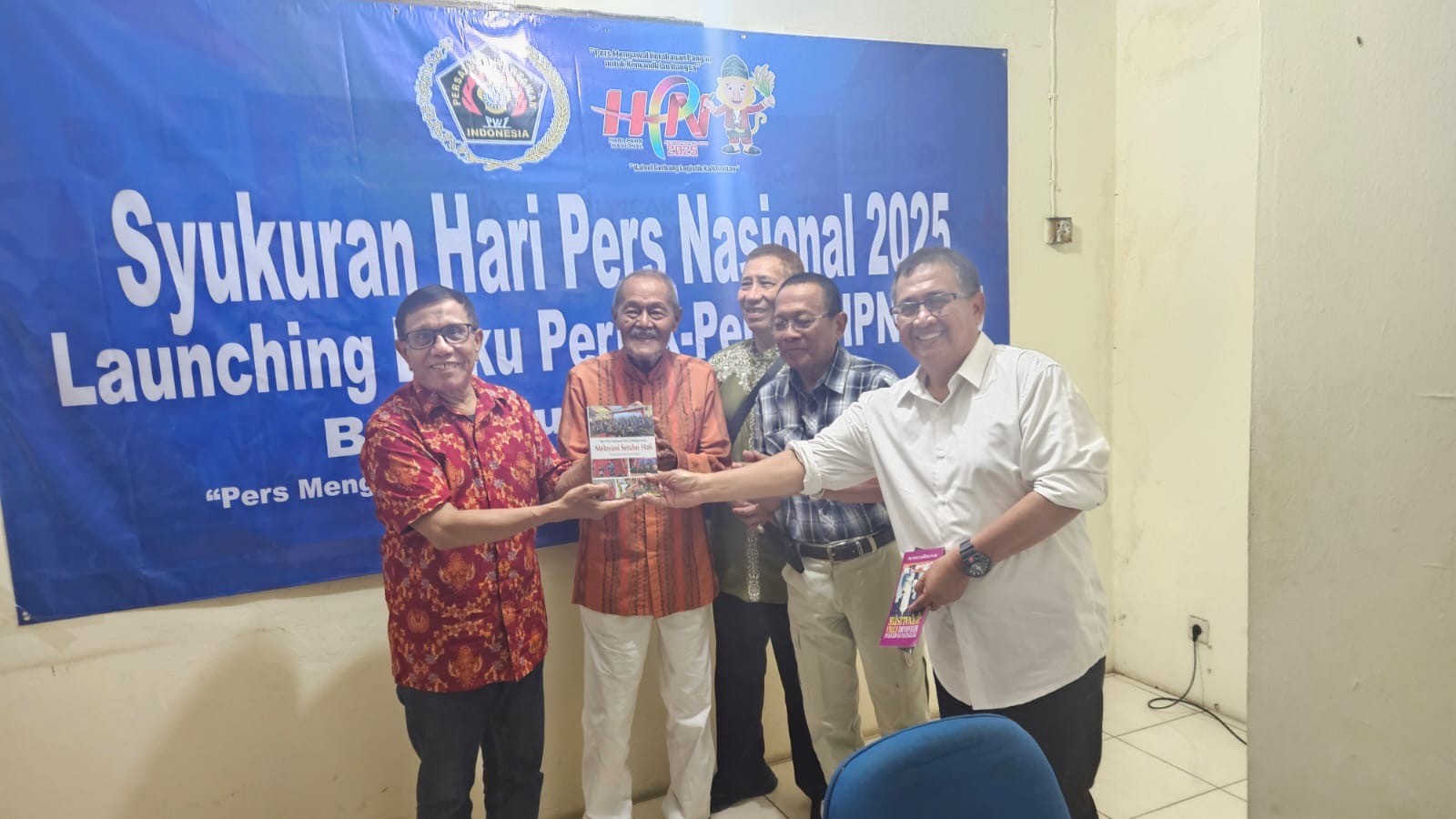 Keakraban Warnai Acara Buka Puasa PWI dan Peluncuran Buku Pernak Pernik HPN 2025