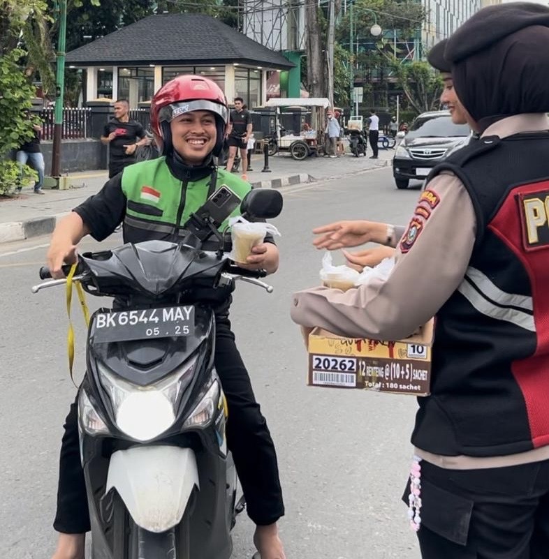 Dit Samapta Polda Sumut dan Korsabhara Berbagi Takjil di Bulan Ramadhan, Wujud Kepedulian Polri kepada Masyarakat