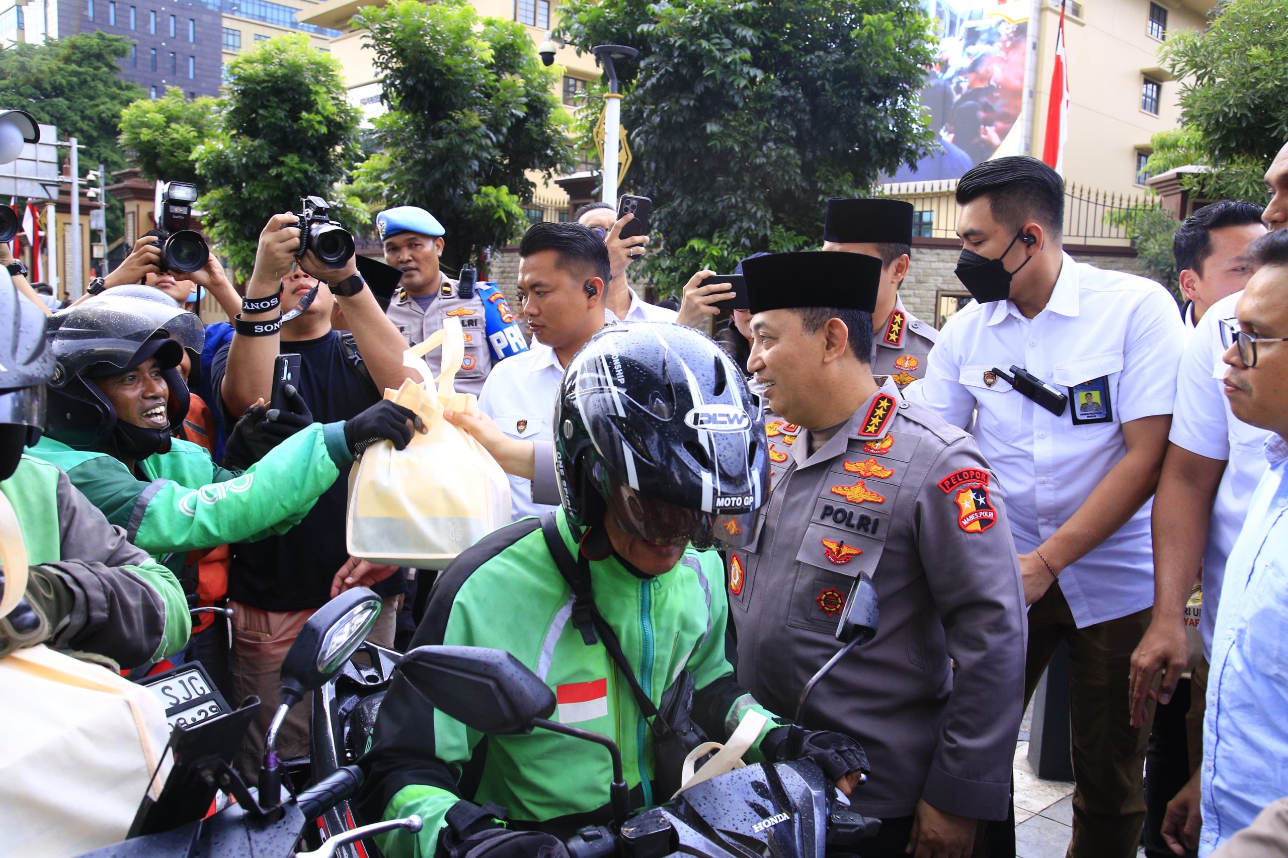 Masyarakat Antusias Saat Kapolri Turun Langsung Berbagi Takjil Masyarakat Antusias Saat Kapolri Turun Langsung Berbagi Takjil