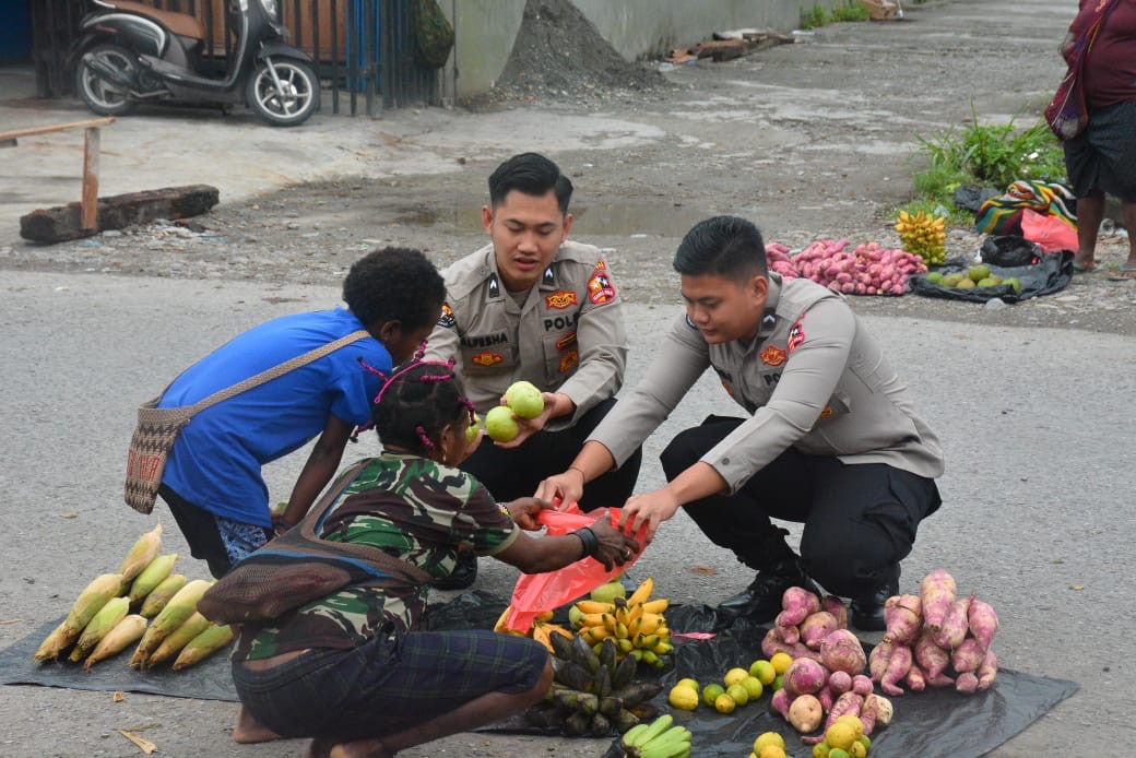 Personel Satgas Humas Damai Cartenz 2025 Dukung Pedagang Lokal di Timika Melalui Pendekatan Humanis