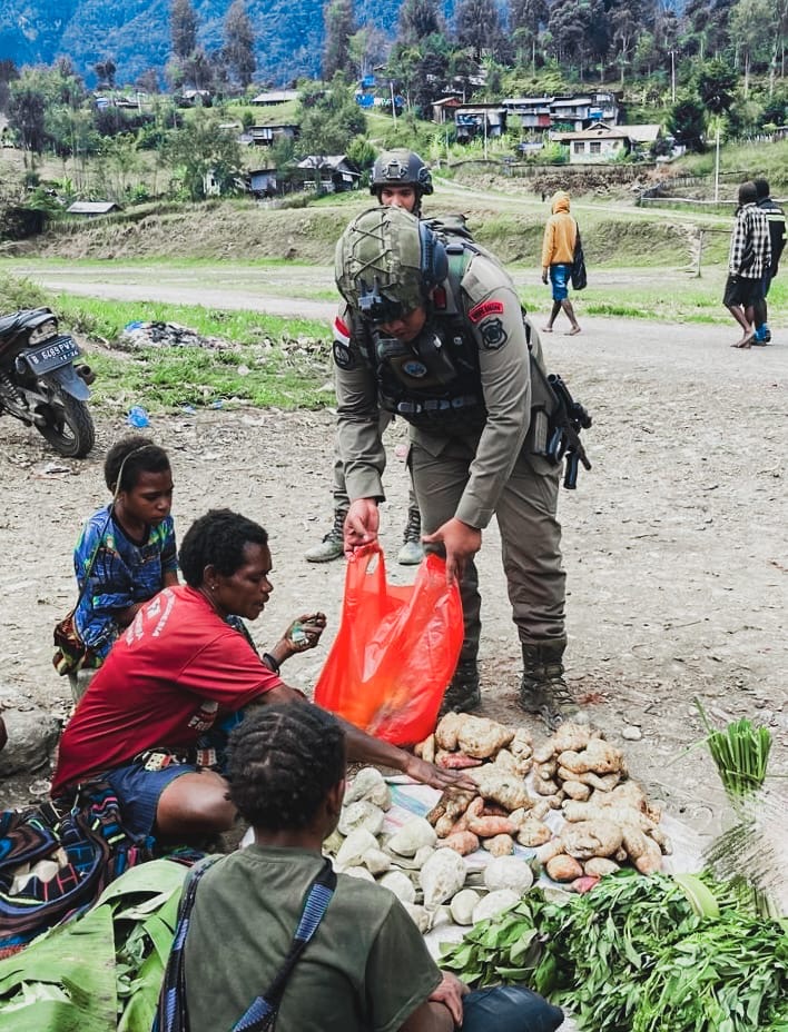 Satgas Ops Damai Cartenz-2025 Perkuat Hubungan Dengan Masyarakat, Sapa Mama-Mama Penjual Lokal di Intan Jaya Satgas Ops Damai Cartenz-2025 Perkuat Hubungan Dengan Masyarakat, Sapa Mama-Mama Penjual Lokal di Intan Jaya